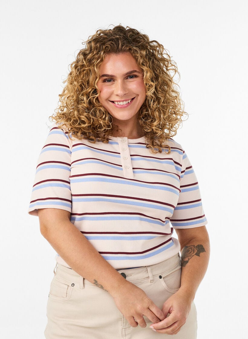 Ribbet T-skjorte med striper og knappedetalj, Lilla, Model image number 0