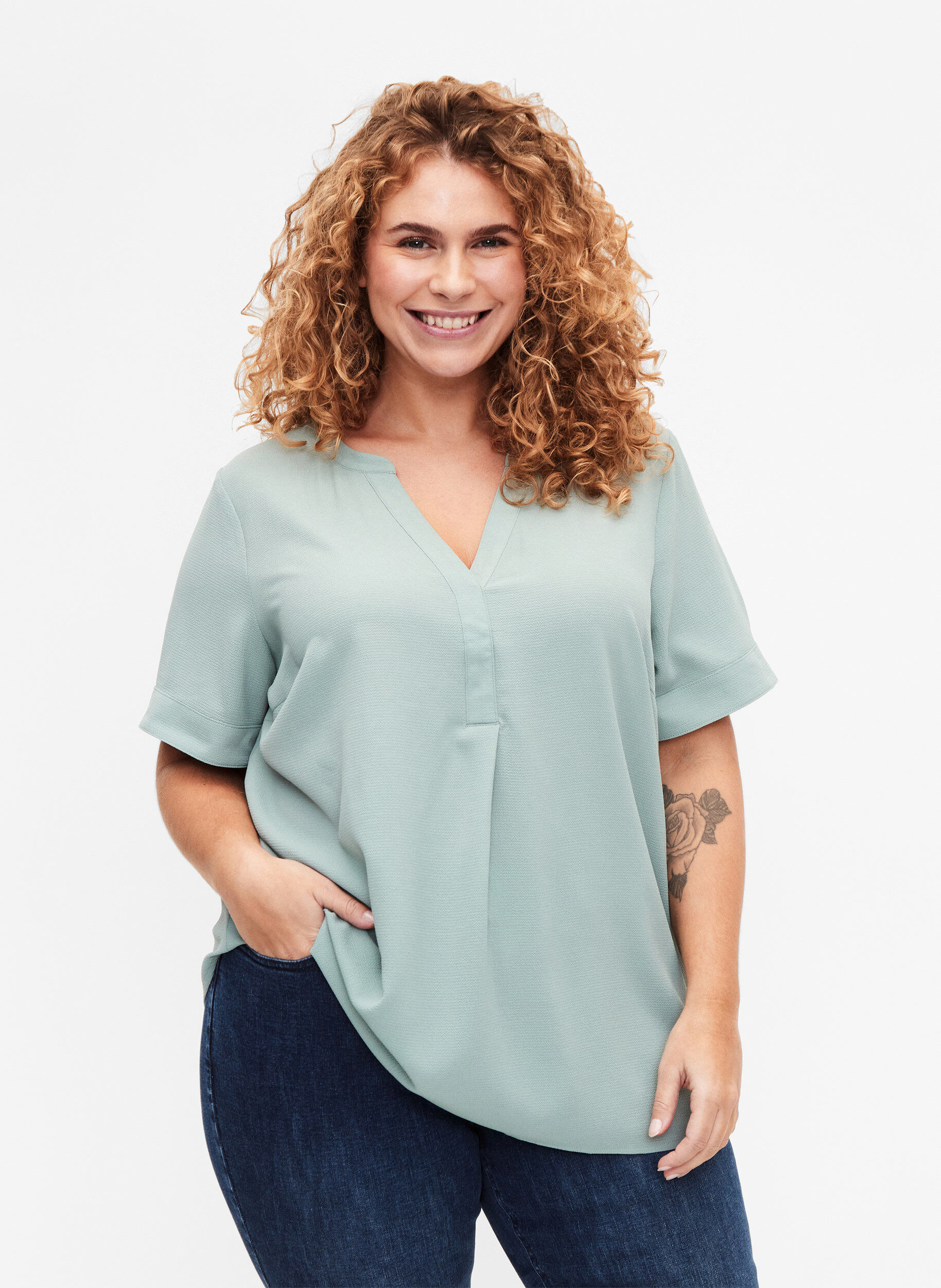 Zizzi Kortermet bluse med V-hals, Gr&oslash;nn, Model image number 0