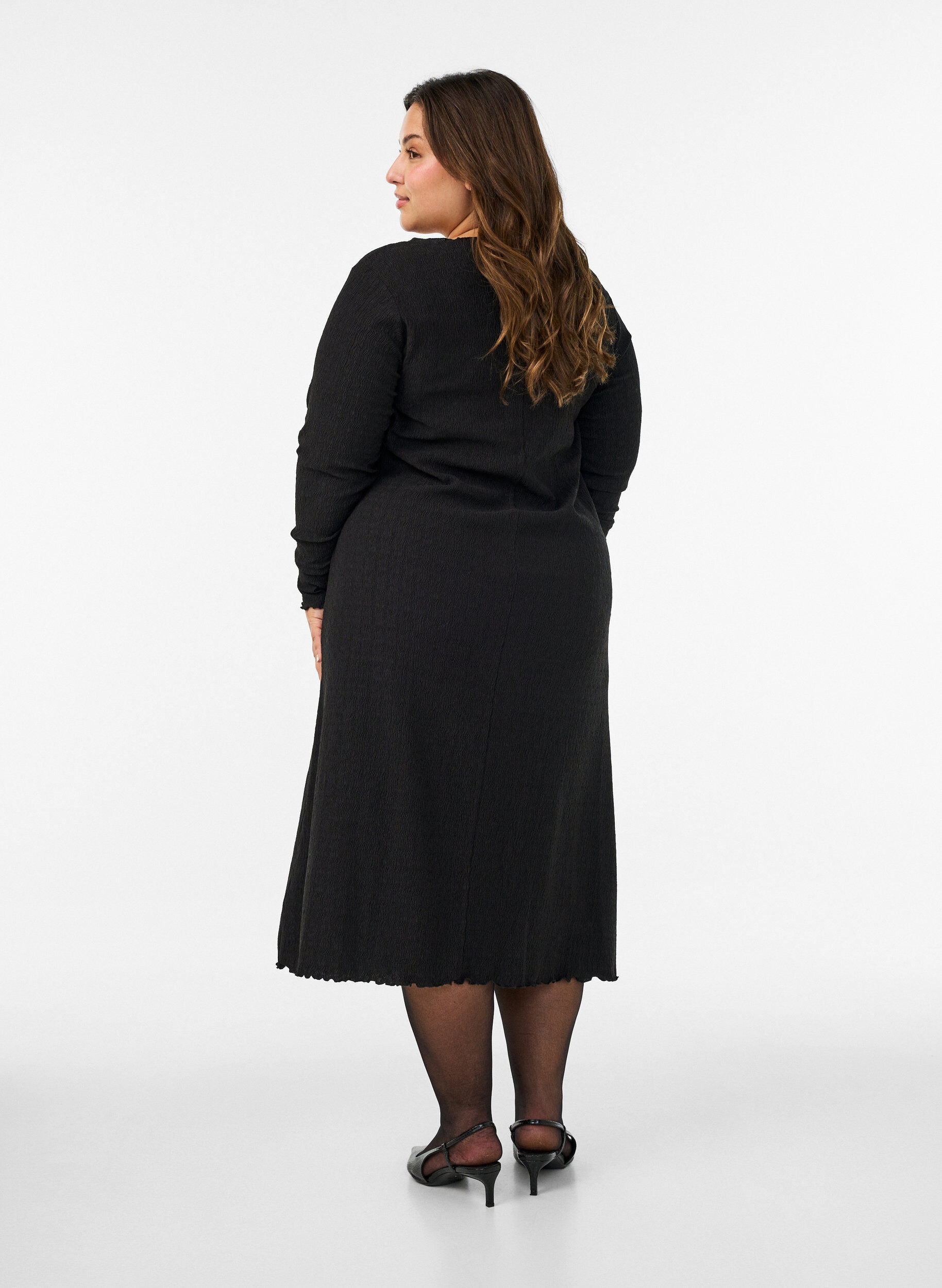 ZizziMidikjole med b&oslash;lget tekstur og lange ermer, Svart, Model image number 2