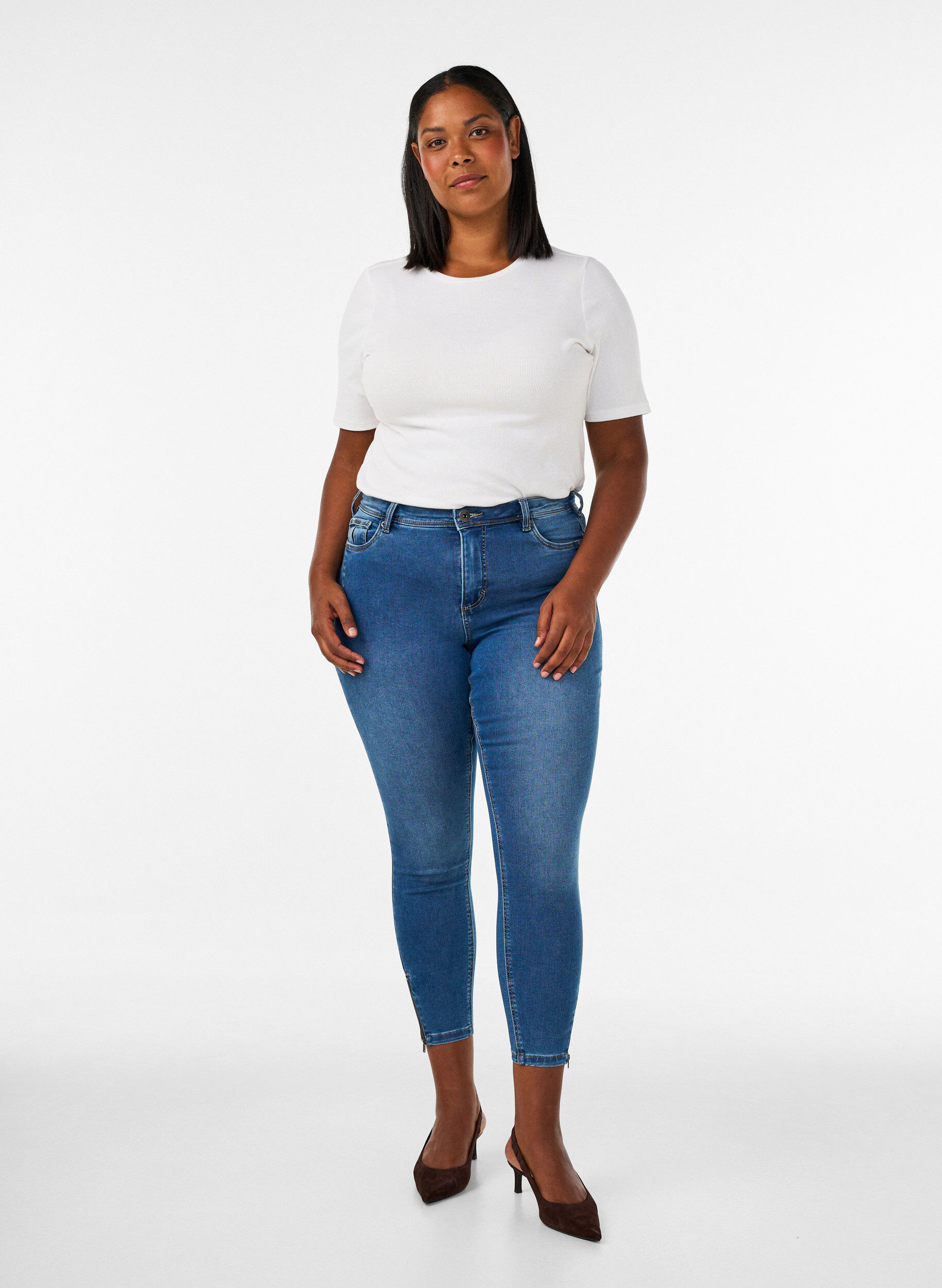 ZizziCropped Amy jeans med glidel&aring;sdetaljer, Bl&aring;, Model image number 1