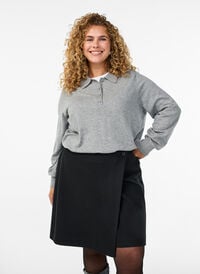 Omslag miniskjørt med knappdetaljer, Svart Omslag miniskjørt med knappdetaljer, Svart, Model