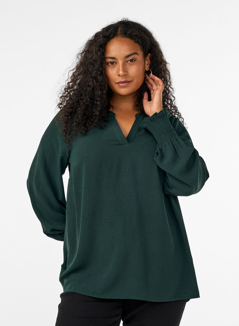Bluse med smockmansjetter og V-hals, Gr&oslash;nn, Model image number 0