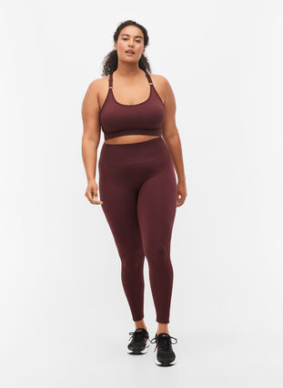 Sømløs sports-BH i ribbet materiale, Fudge, Model image number 2