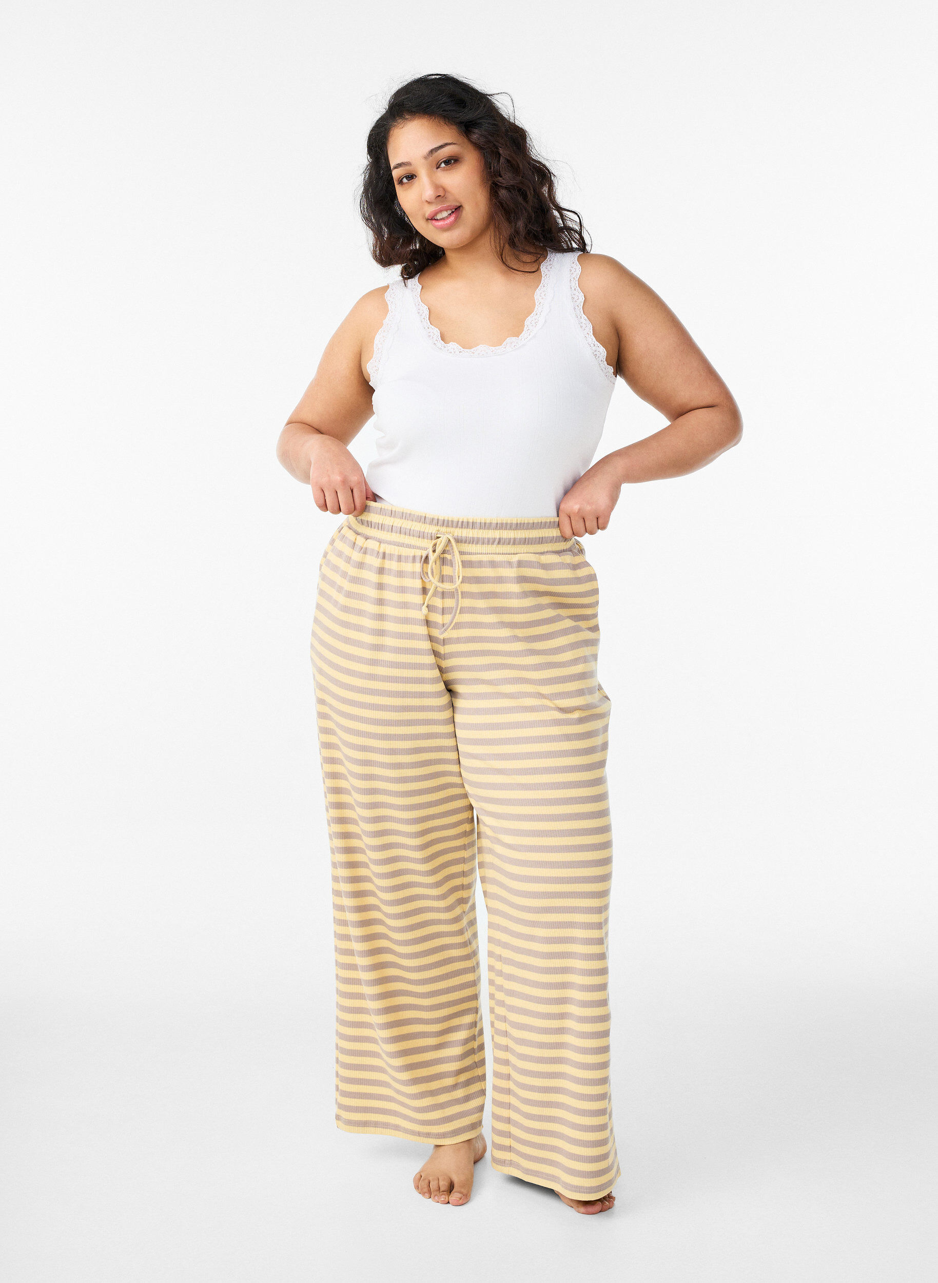 Stripete pyjamasbukser med h&oslash;y midje og vide ben, Gul, Model