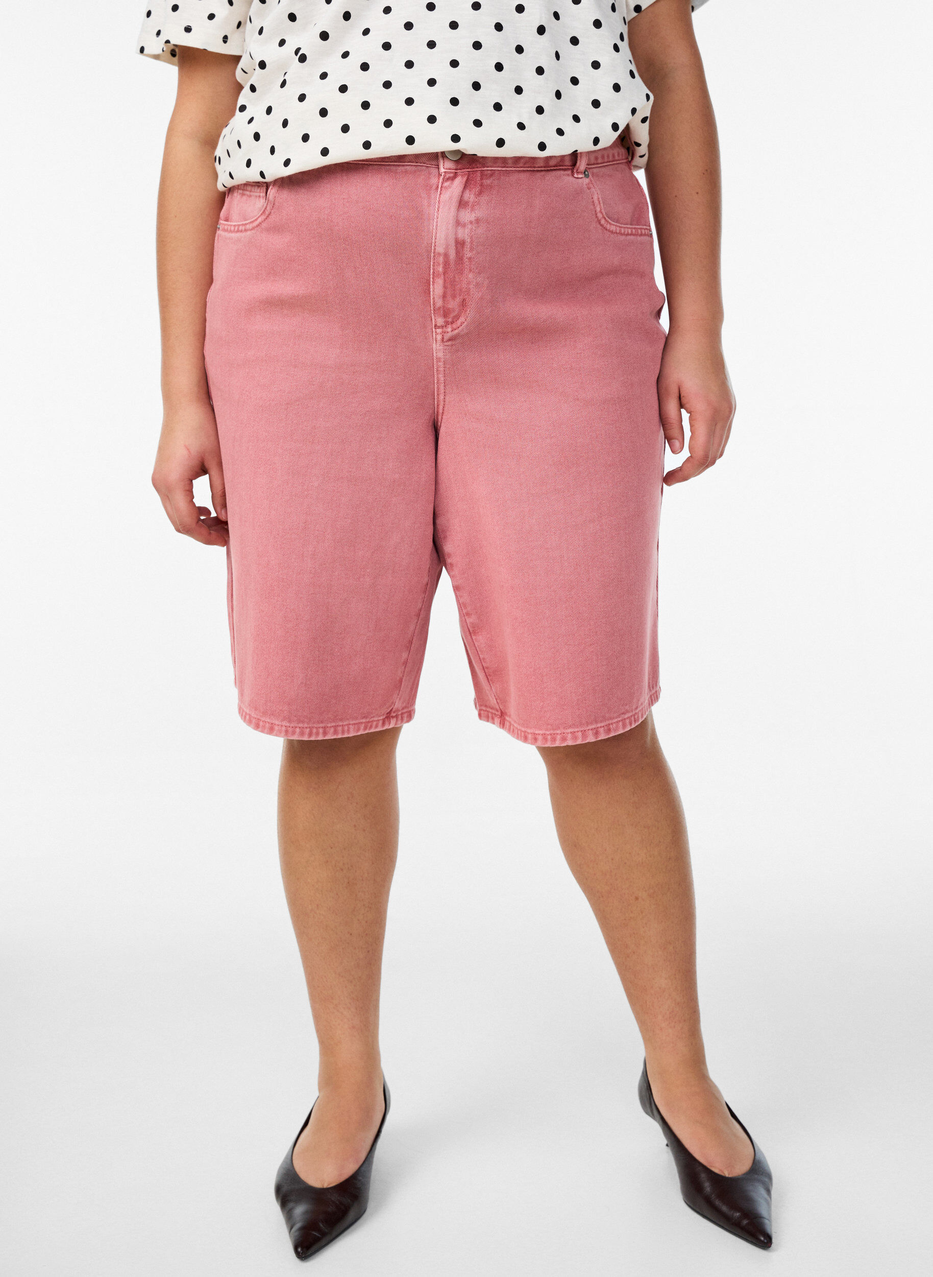Zizzi Bermudashorts i farget denim med h&oslash;y midje, Rosa, Model image number 0