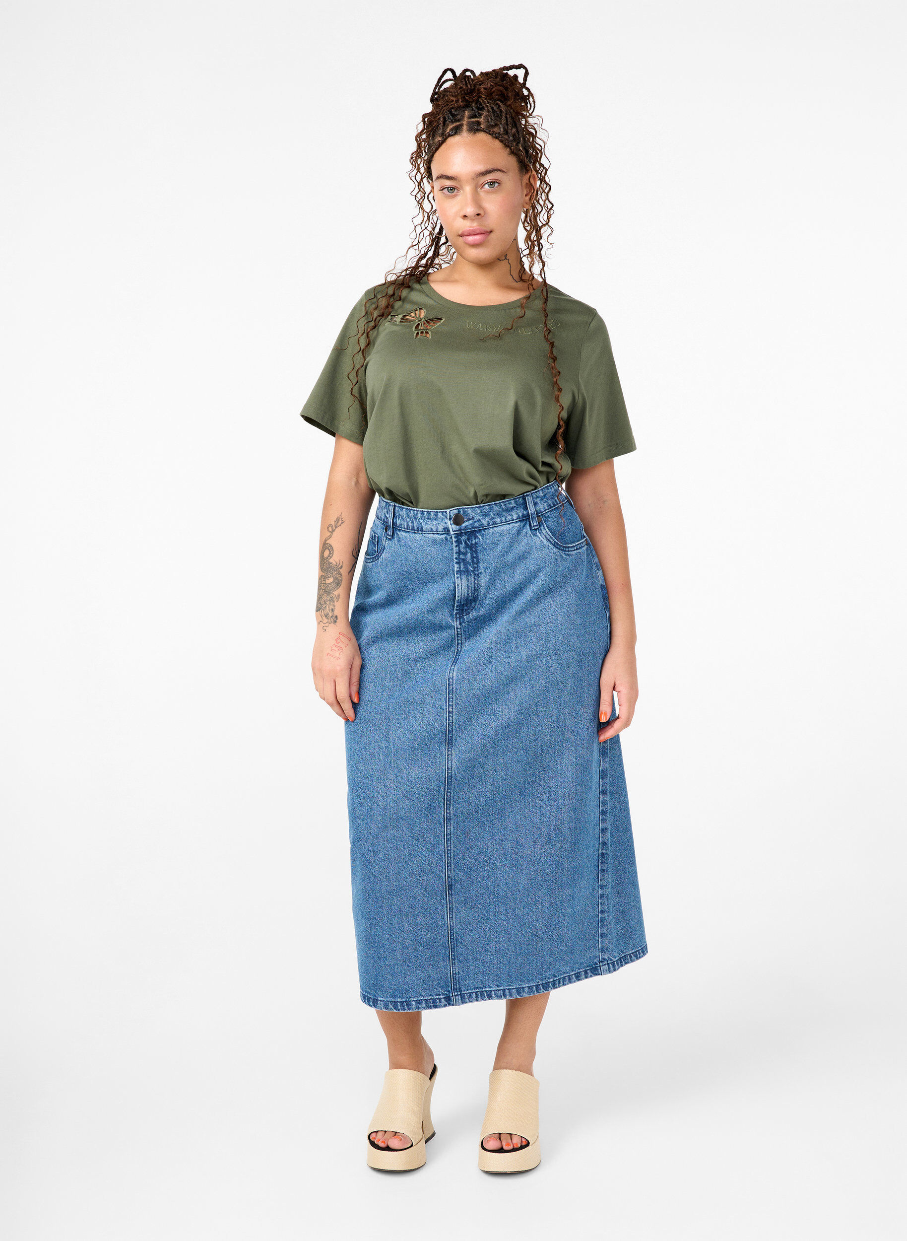 Zizzi T-skjorte i &oslash;kologisk bomull med sl&oslash;yfedetaljer, Thyme, Model image number 2