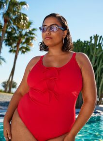 Rød badedrakt med sløyfer,  Rød badedrakt med sløyfer, , Model