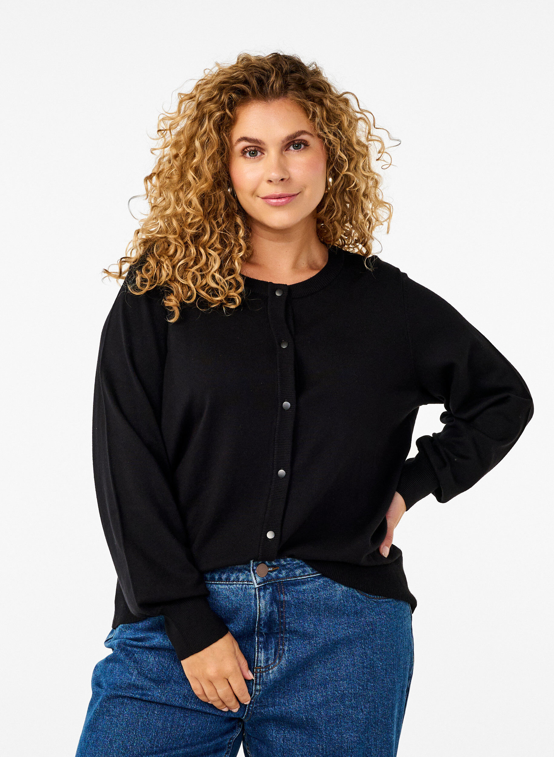 Strikkecardigan med rund hals og knapper, Svart, Model