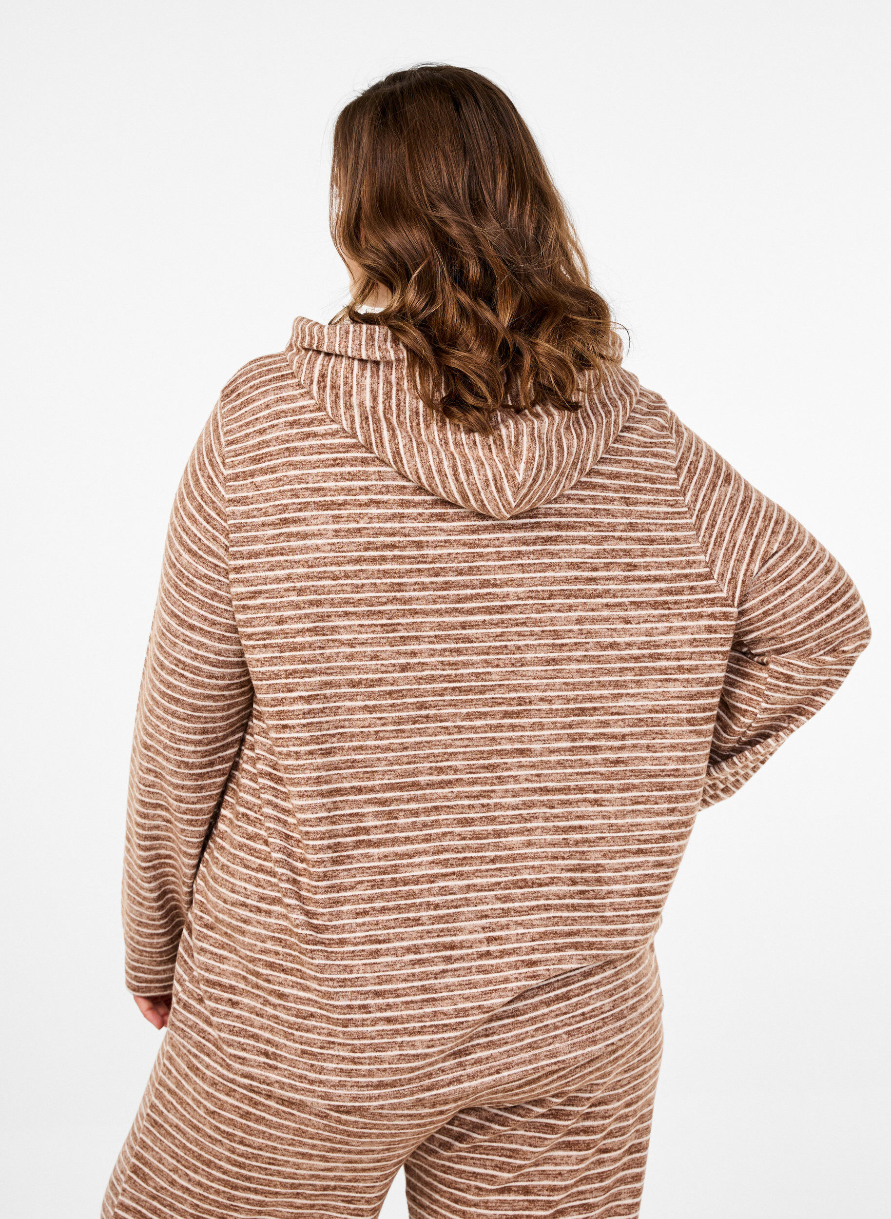 Zizzi Avslappet hettegenser, Fondue Fudge, Model image number 1