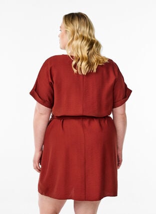 Zizzi Kort kjole med ledig passform og bindebelte, Rød, Model image number 2