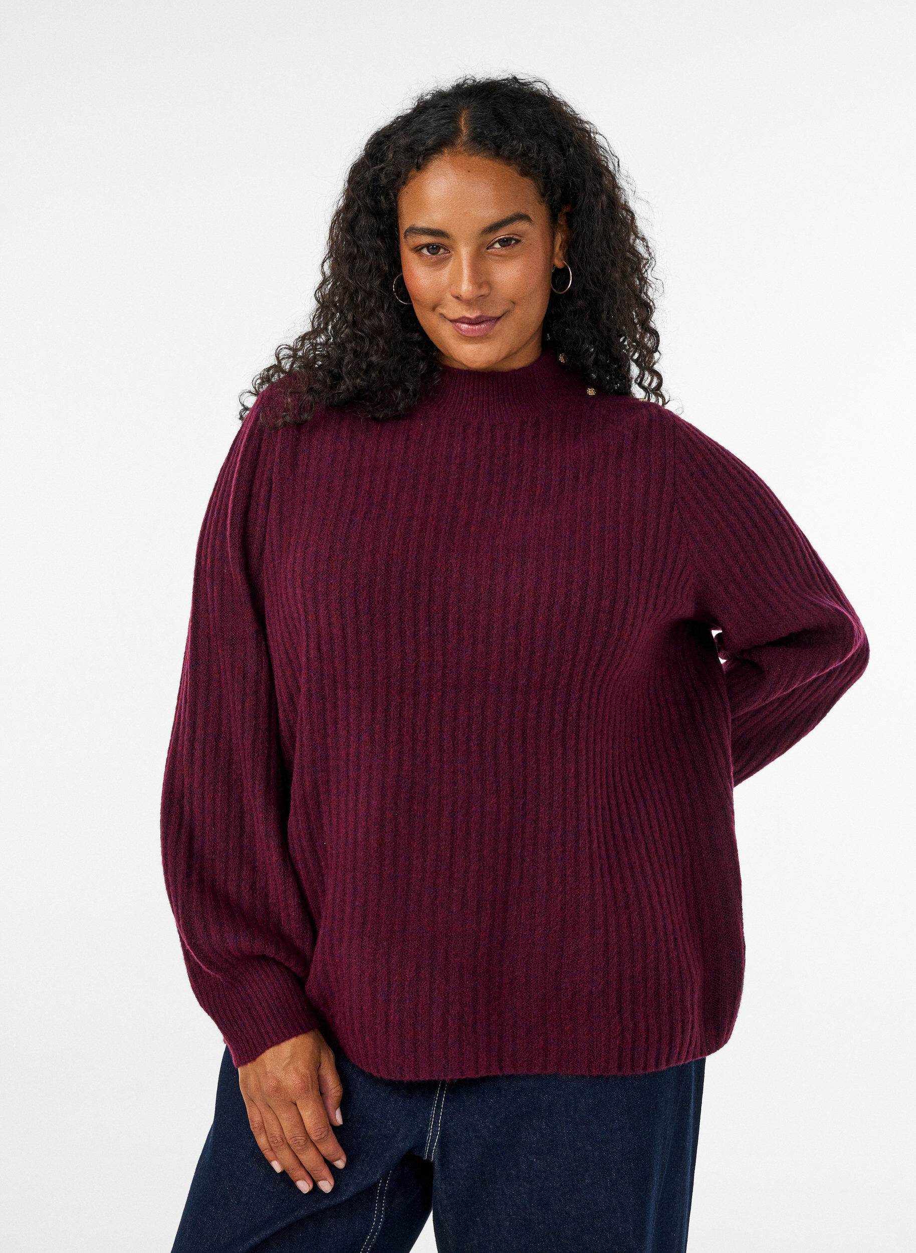 ZizziRibbestrikket genser med puffede ermer og knapper, M&oslash;rk Bordeaux, Model image number 0
