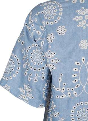 Zizzi Kort kjole med et dekorativt hullmønster, Faded Denim w. White, Packshot image number 3