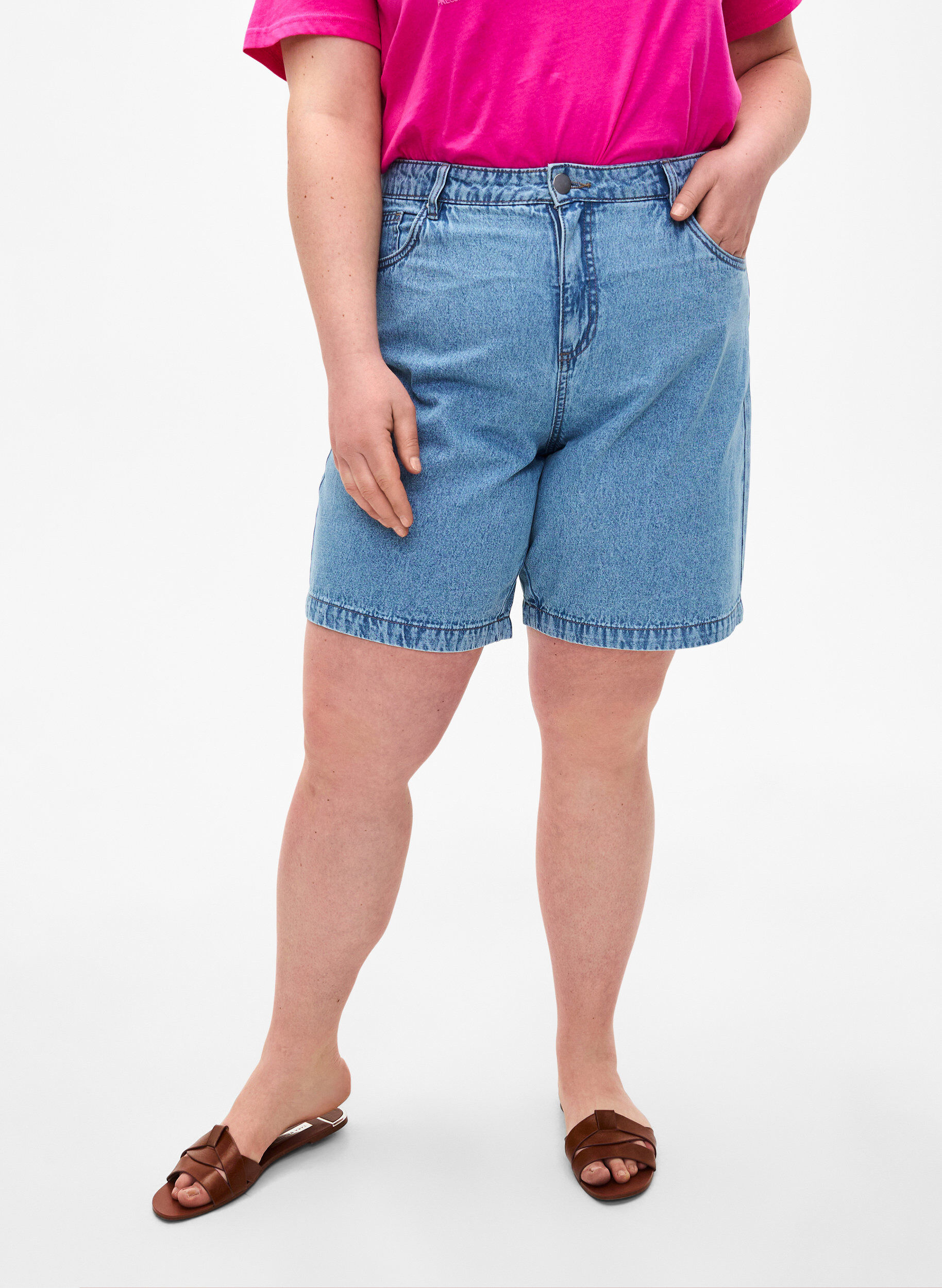 Zizzi Dongerishorts med h&oslash;y midje, Light Blue Denim, Model image number 2