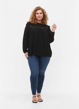 Viskosebluse med volanger og blonder, Black, Model image number 2