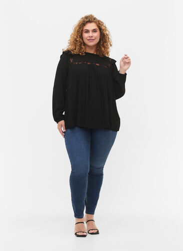 Viskosebluse med volanger og blonder, Black, Model image number 2