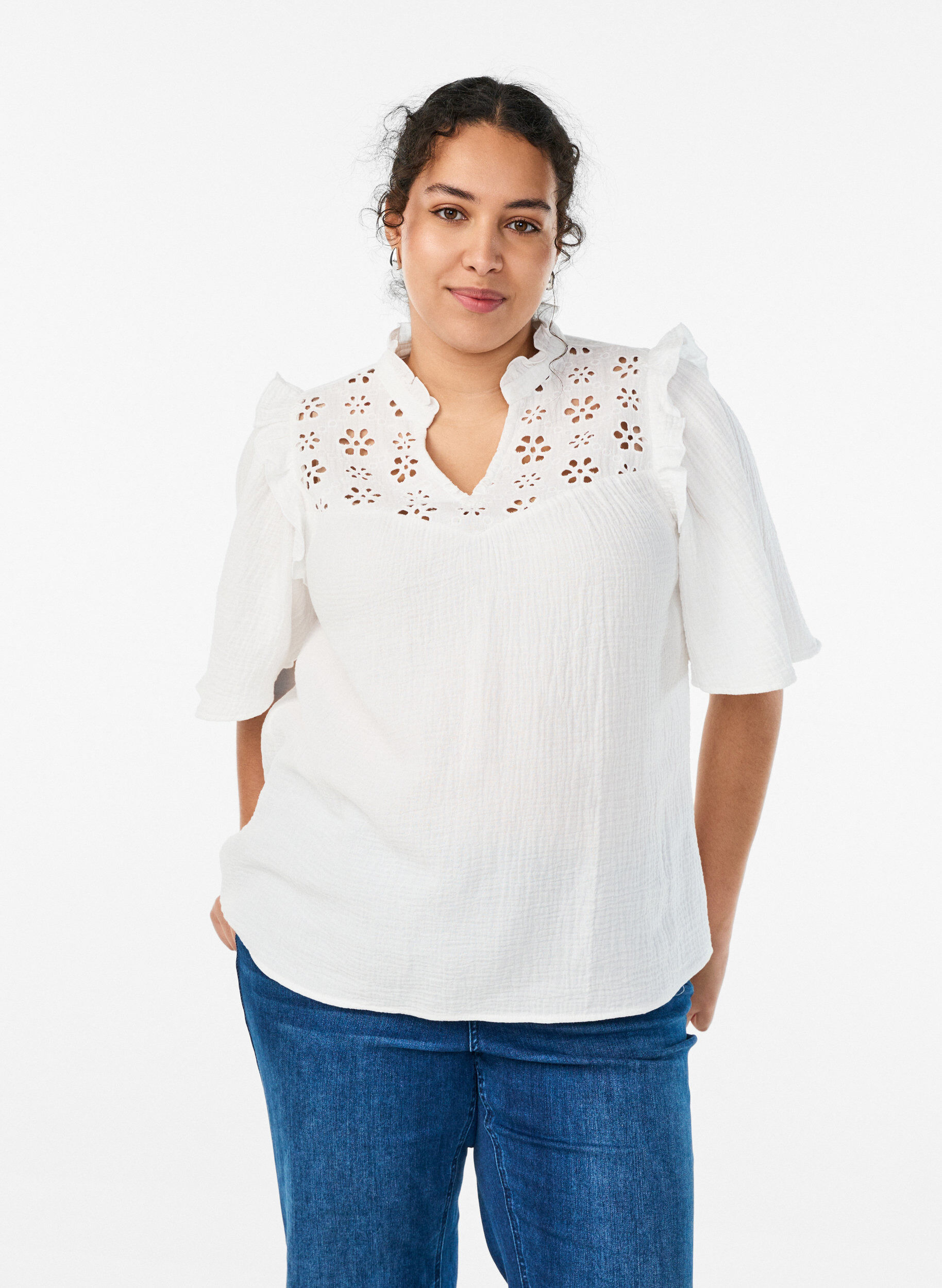 Bluse i bomullsmusselin med broderie anglaise og 1/2 ermer, Hvit, Model