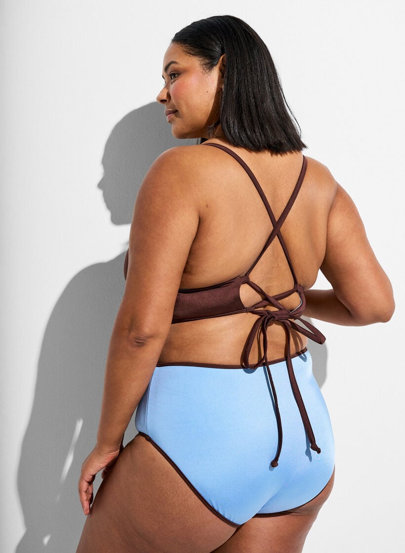 Vendbar bikinioverdel med V-hals og kryssende stropper p&aring; ryggen, Brun, Model image number 2