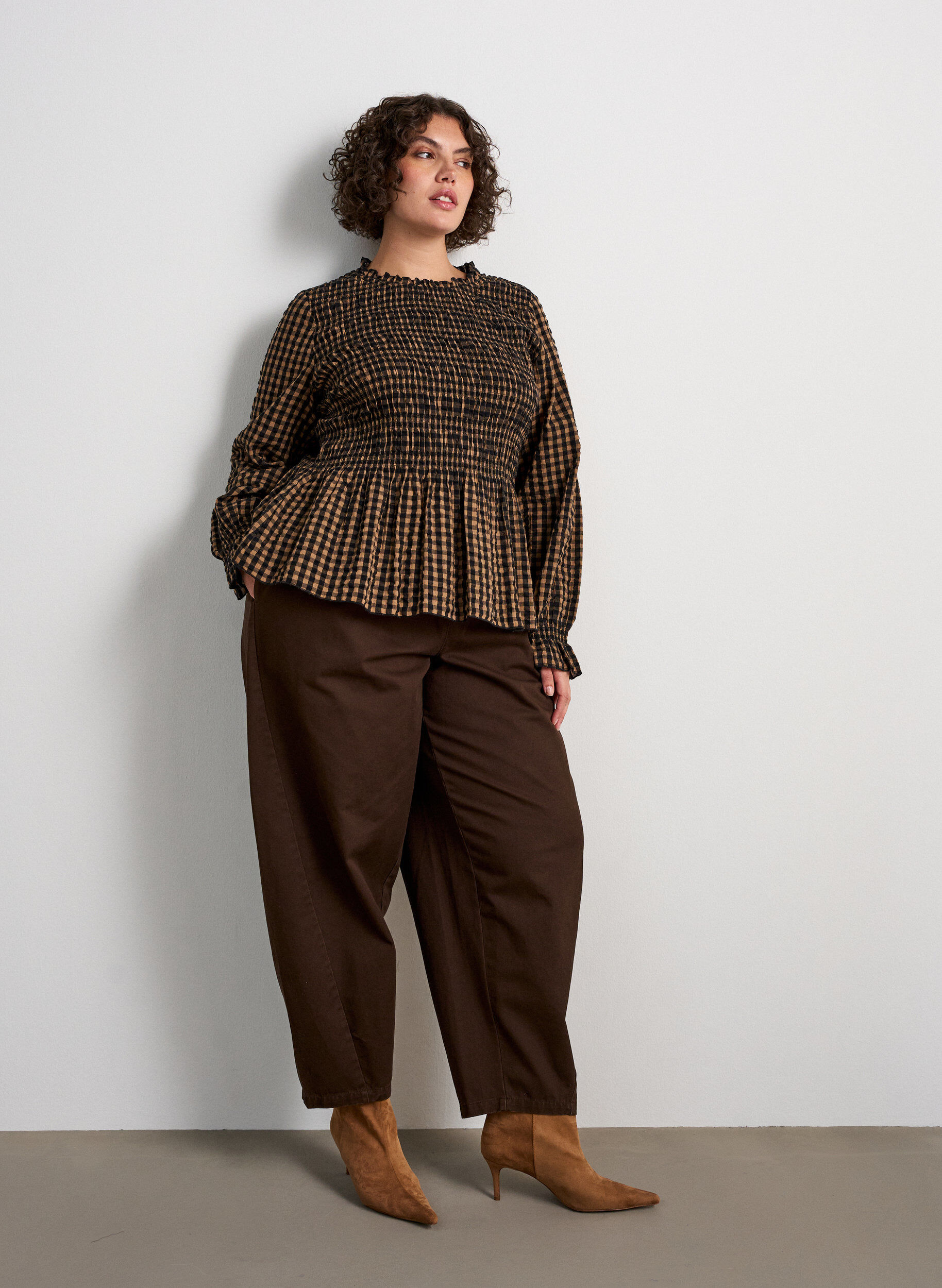 ZizziRutete bluse med smocking og peplum, Brun, Model image number 1
