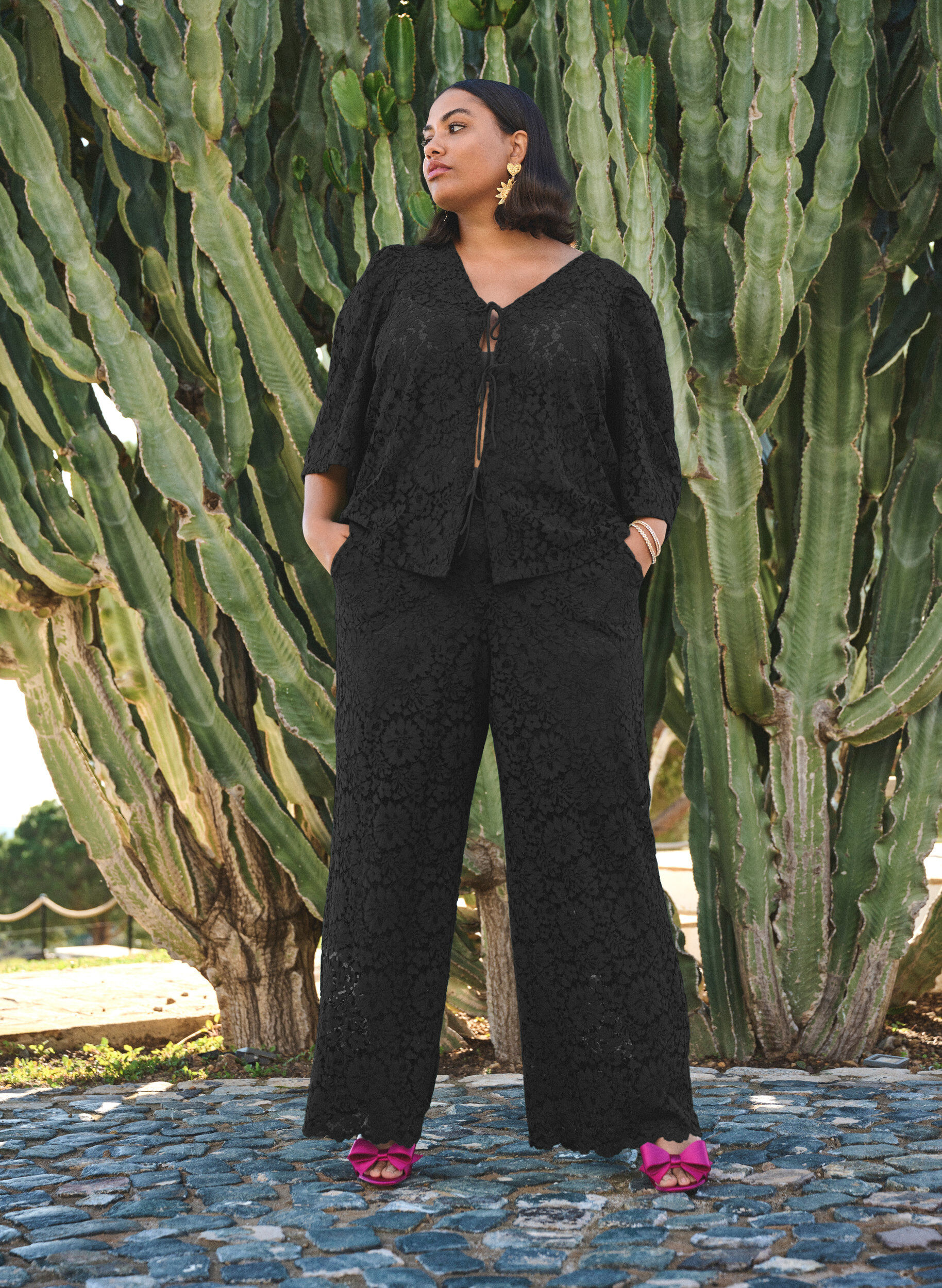 Zizzi Bluse med blonder, 3/4 ermer og sl&oslash;yfer foran, Svart, Image image number 0