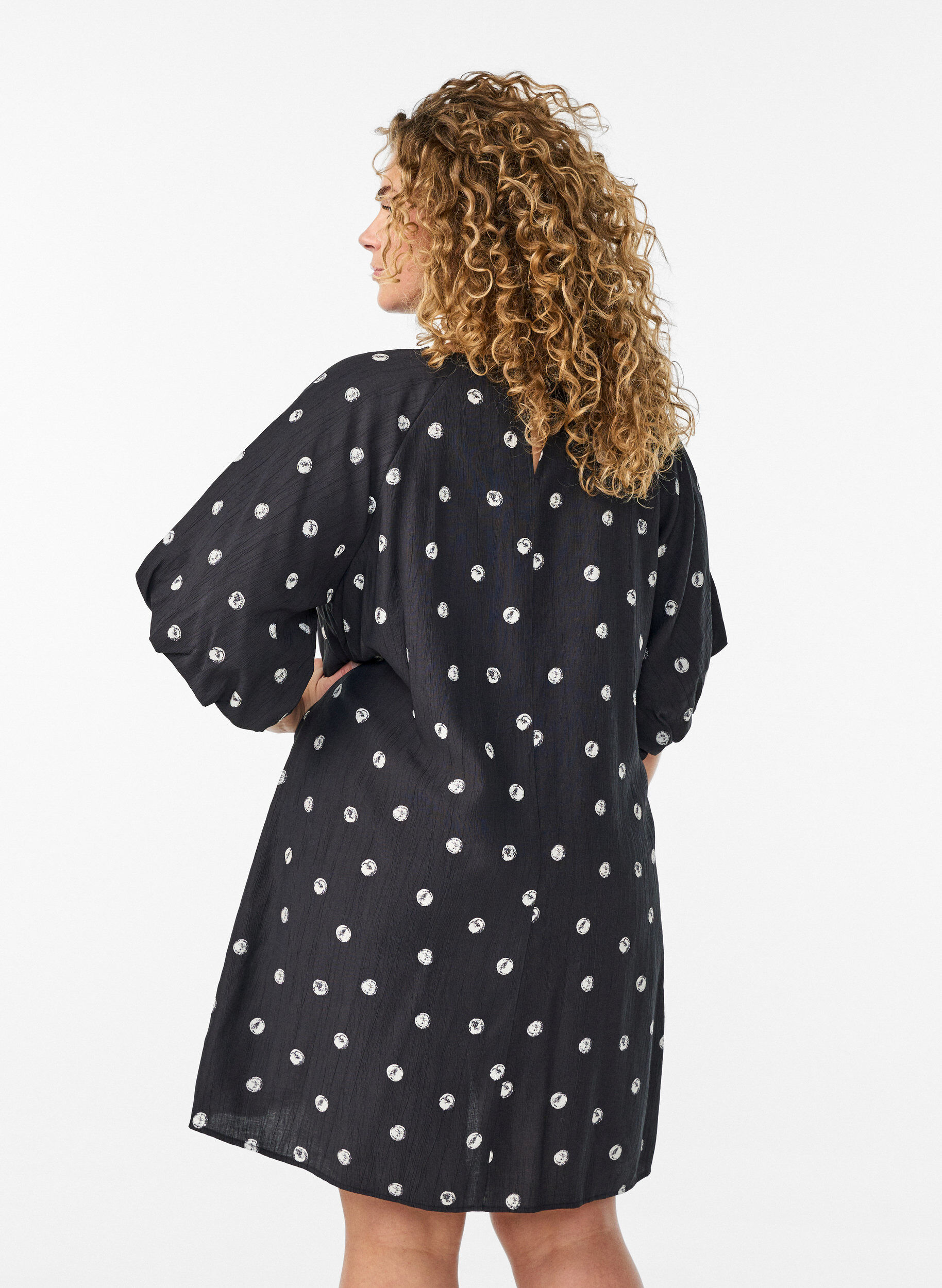 Zizzi Kort kjole i viskose med ballongermer, Svart, Model image number 2