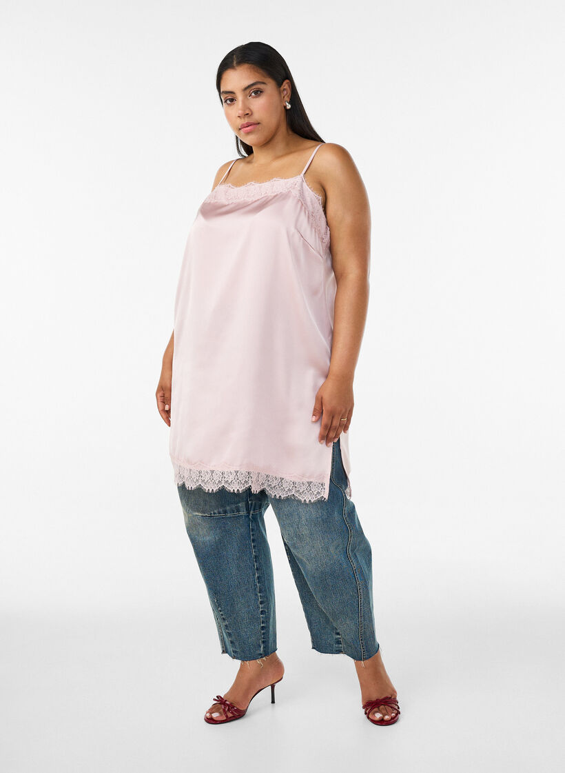 Lang satintopp med blonder i kantene, Rosa, Model image number 3