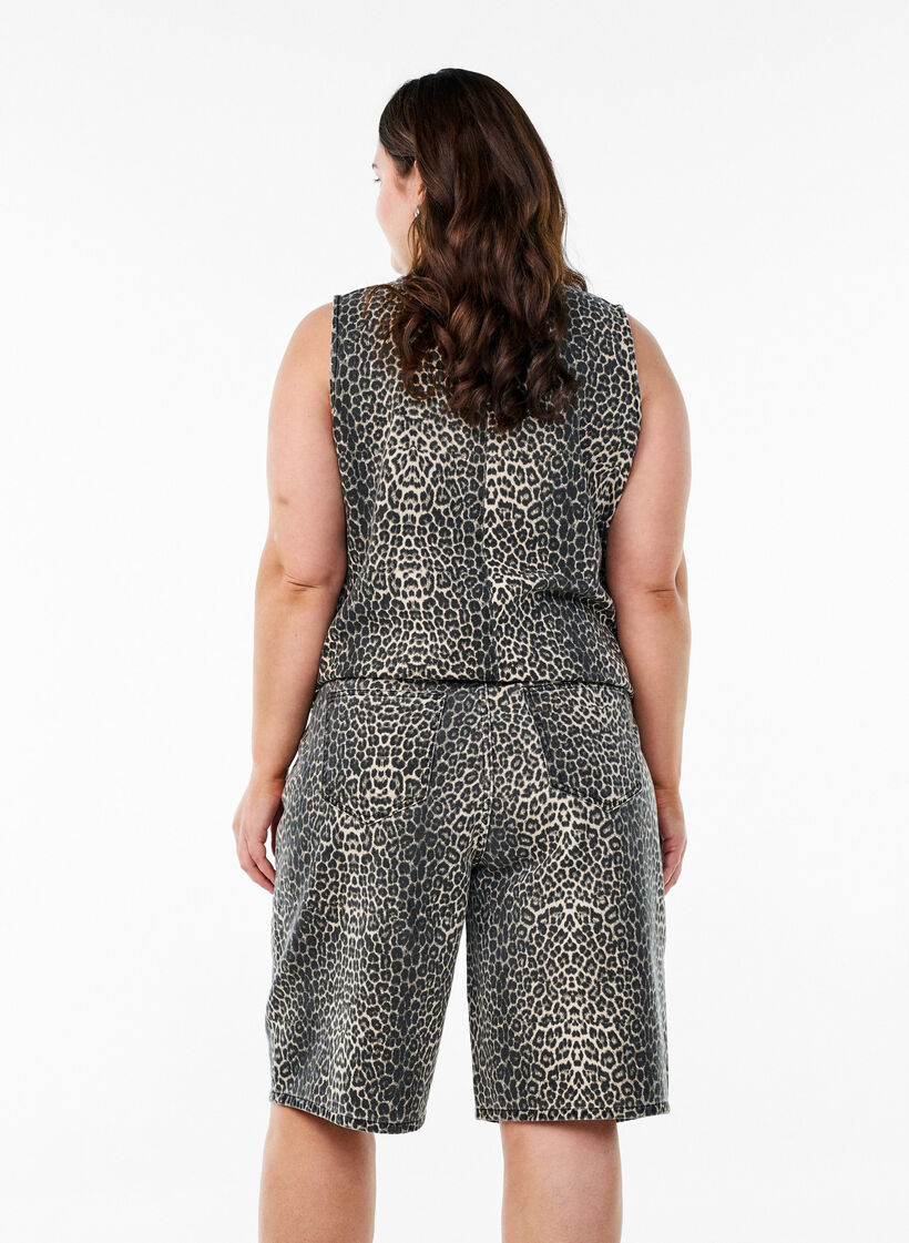Leopardmønstret denim Bermudashorts, Leopard, Model