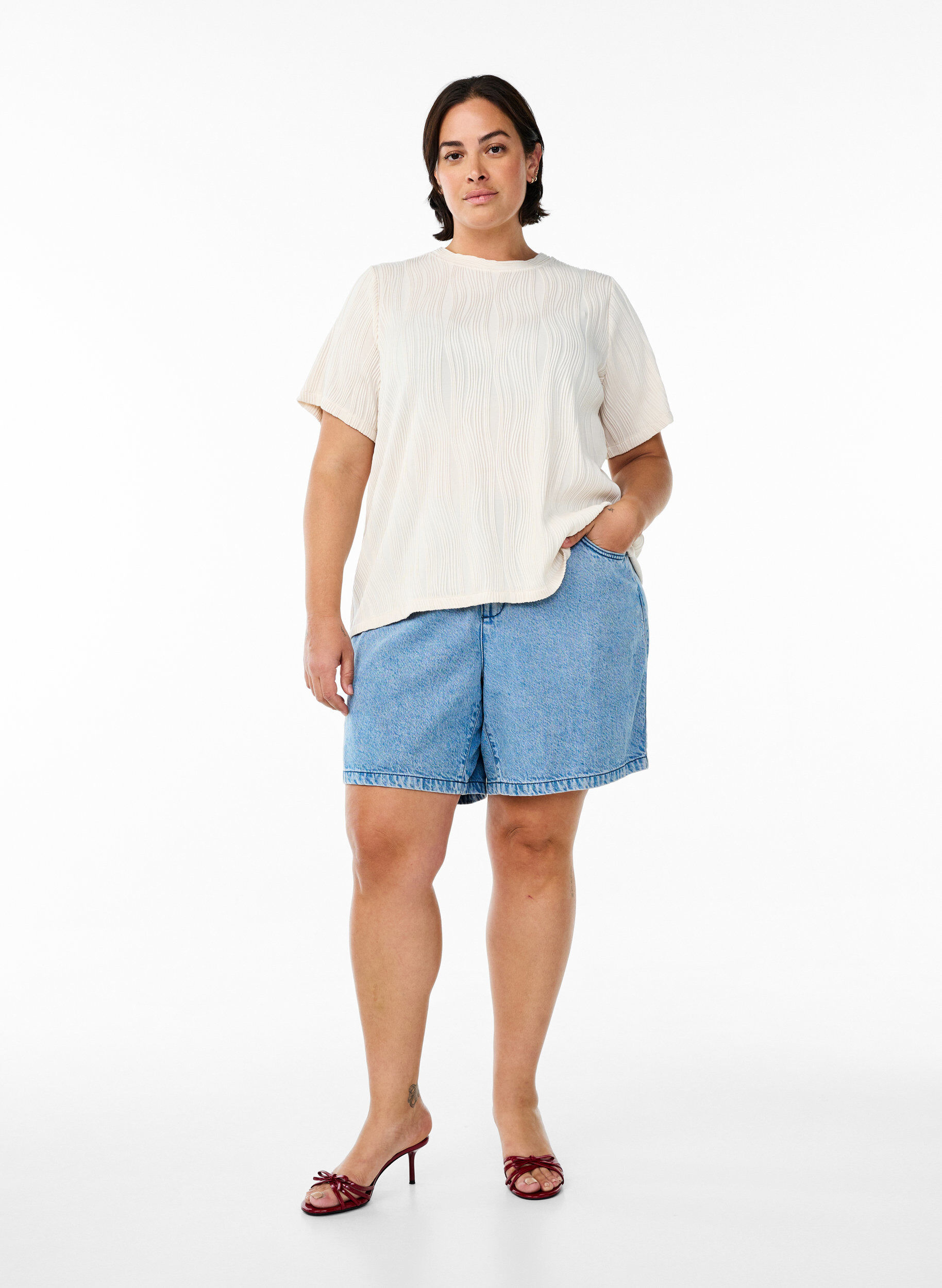 Zizzi Bluse med korte ermer og b&oslash;lget tekstur, Beige, Model image number 1