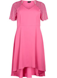 Midikjole med korte blondeermer, Shocking Pink