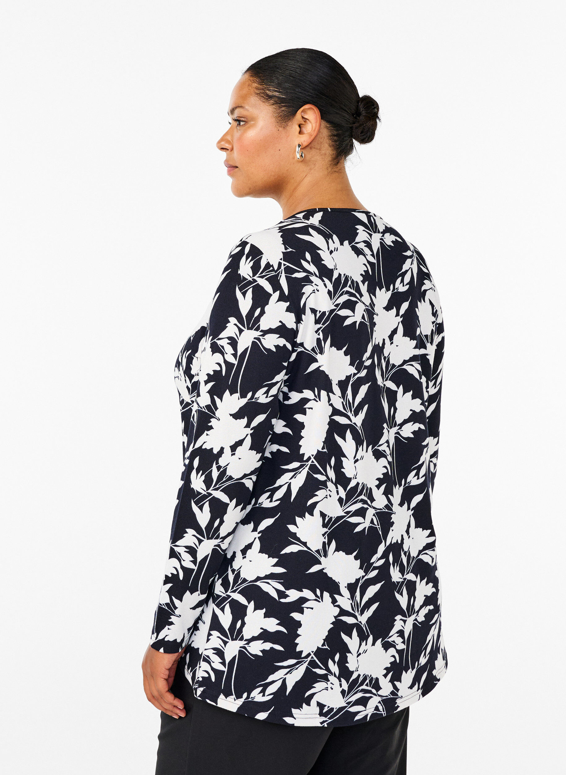 Zizzi Blomstret bluse med lange ermer, Bl&aring;, Model image number 2