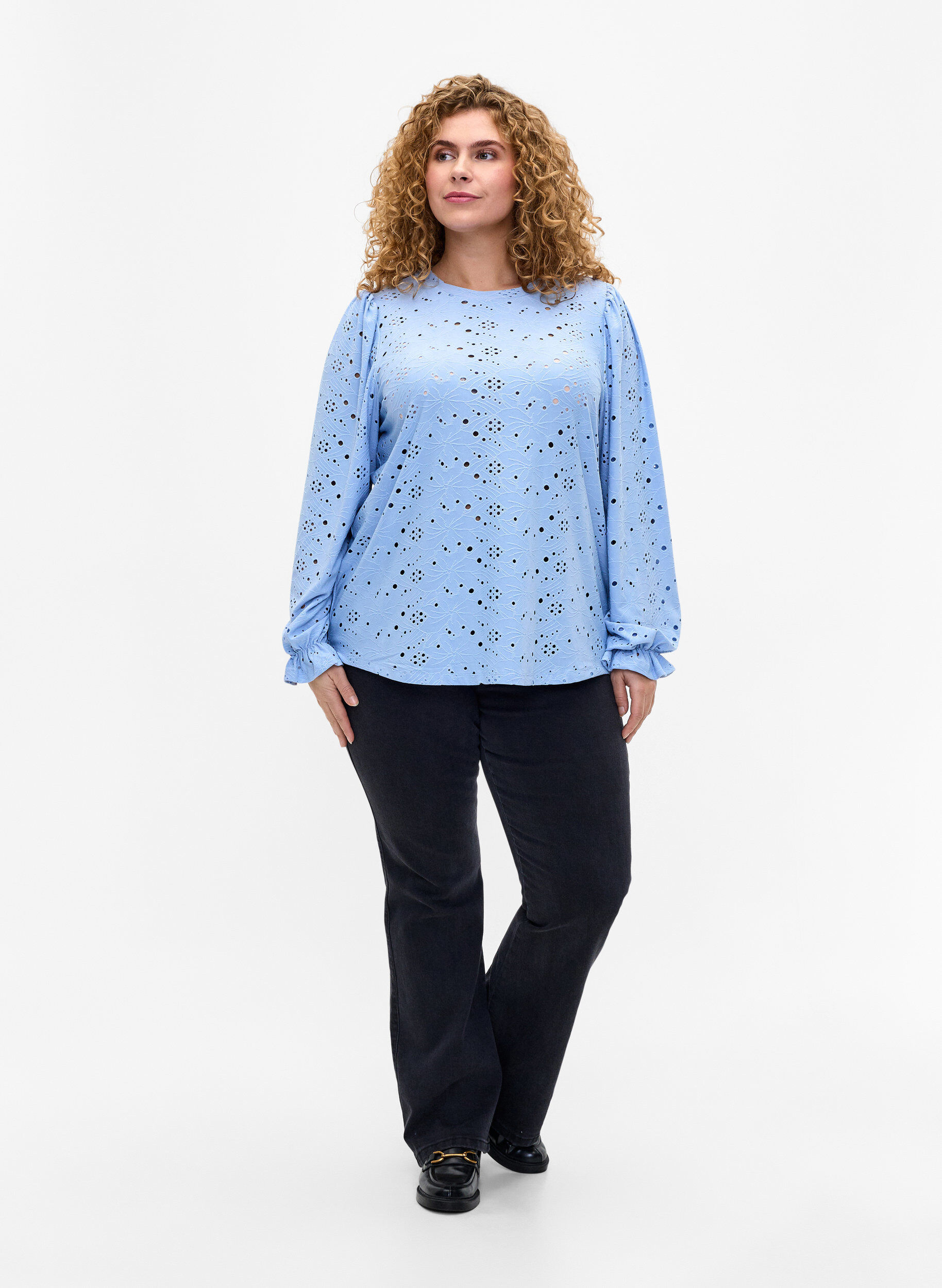 Zizzi Langermet bluse med hullm&oslash;nster, Serenity, Model image number 2