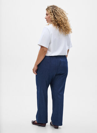 Zizzi Jeans med rett passform og elastisk linning, Blå, Model image number 1