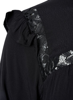 Viskosebluse med volanger og blonder, Black, Packshot image number 3