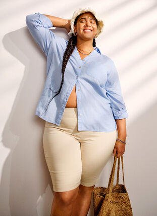 Zizzi Tettsittende shorts med baklommer, Fog, Image image number 1