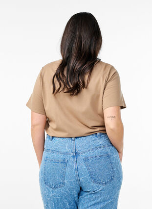 Zizzi T-skjorte med dekorative detaljer, Beige, Model image number 2