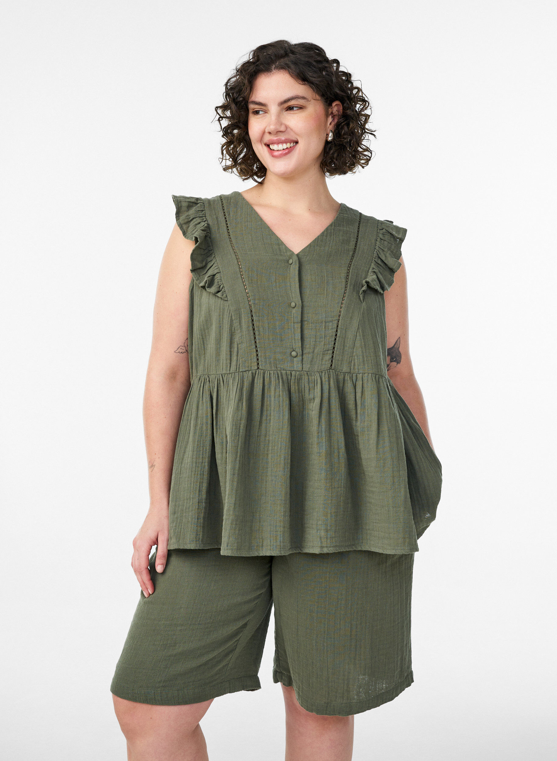 Loose fit bomullsmusselinshorts med h&oslash;y midje, Gr&oslash;nn, Model