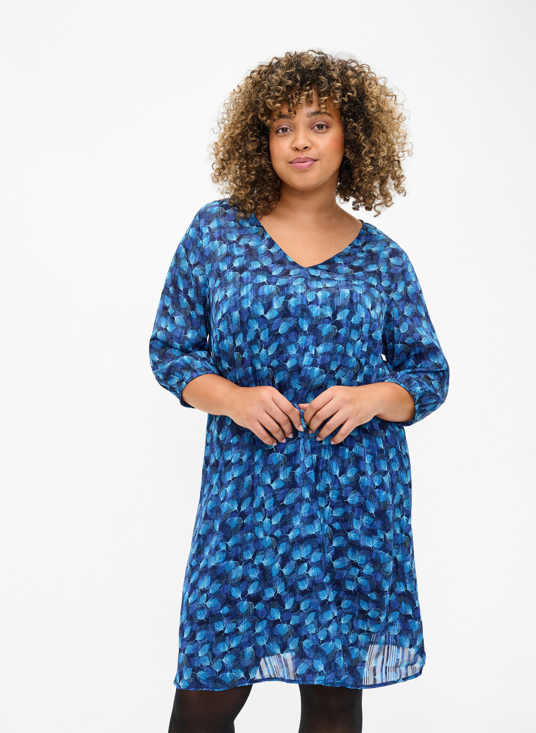 Zizzi Trykt kjole med v-utringning og 3/4-ermer, Navy Blazer Leaf AOP, Model image number 0