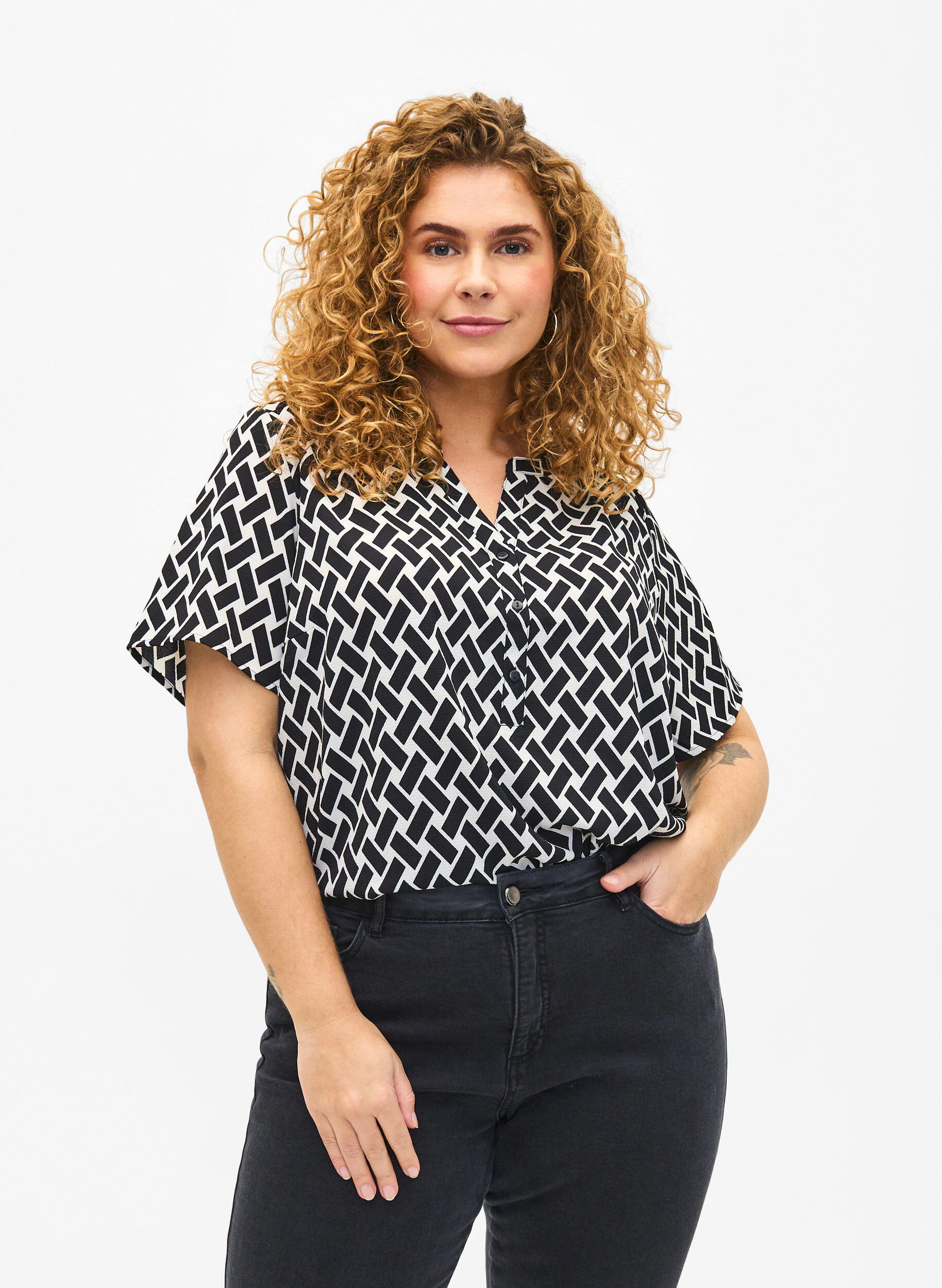 Zizzi Bluse med korte ermer og V-hals, Svart, Model image number 0
