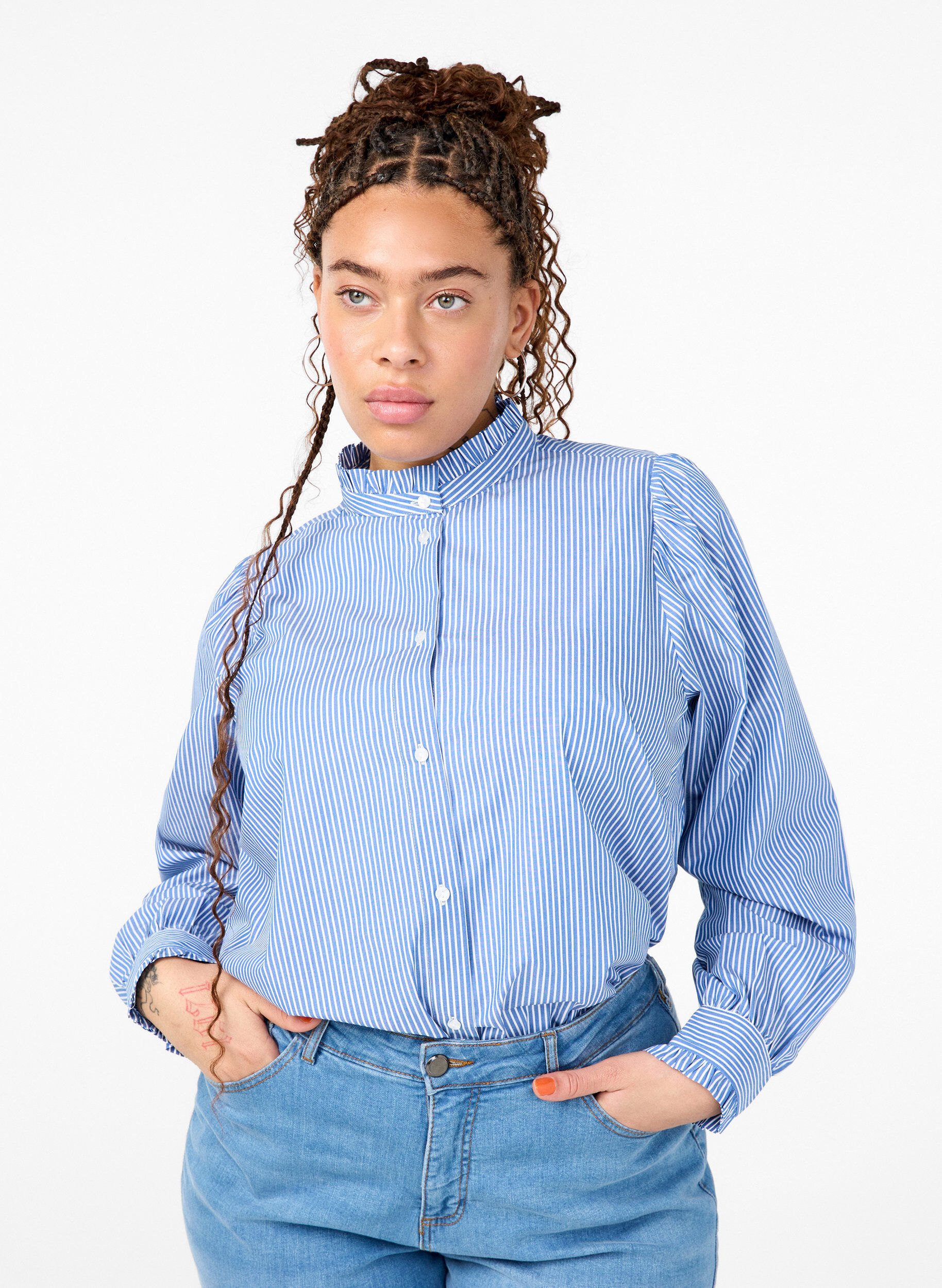 Zizzi Stripete skjortebluse med volanger, Princess Blue W. St., Model image number 0
