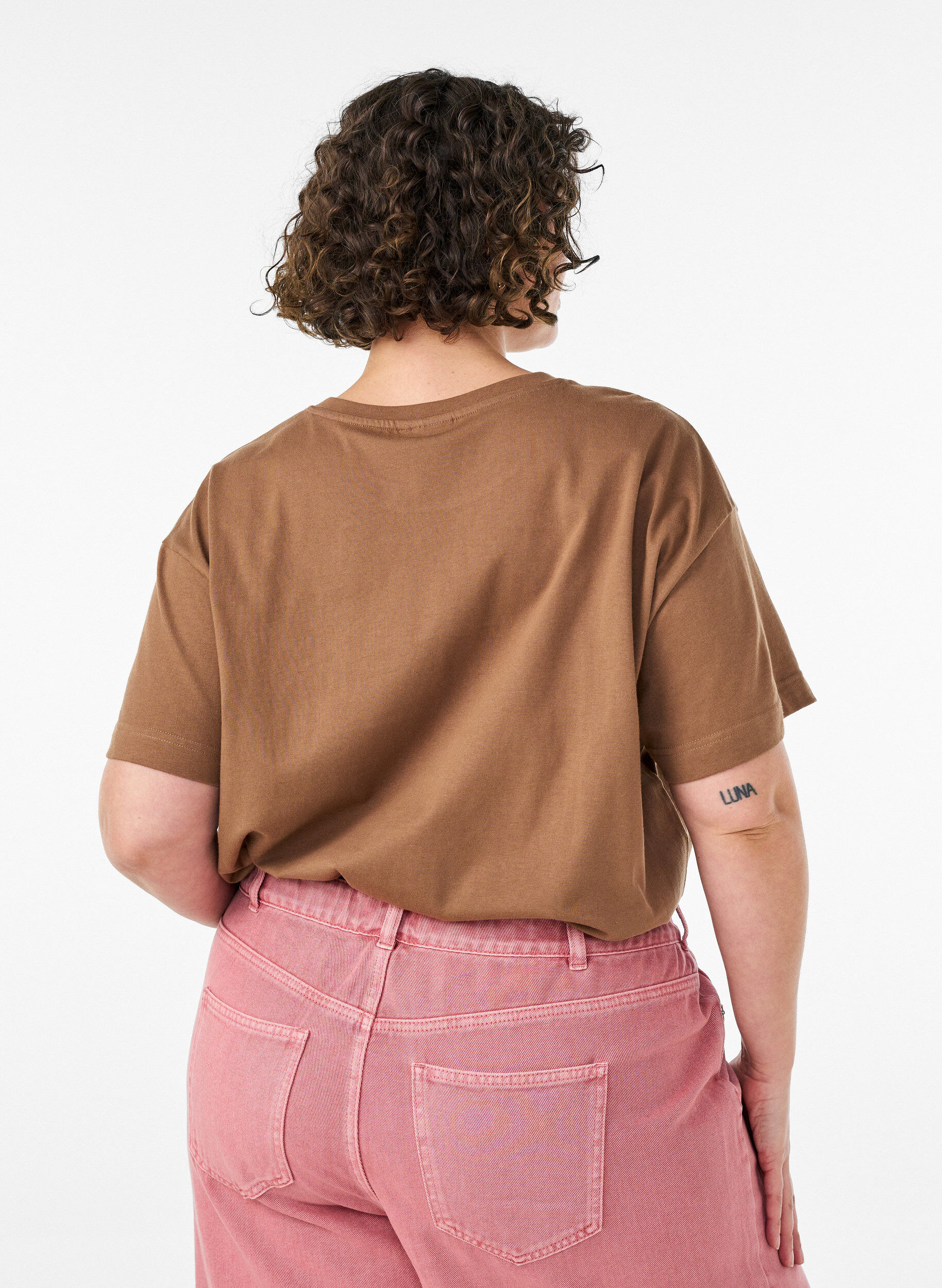 Zizzi100% bomulls T-skjorte med korte ermer og trykk, Brun, Model image number 2