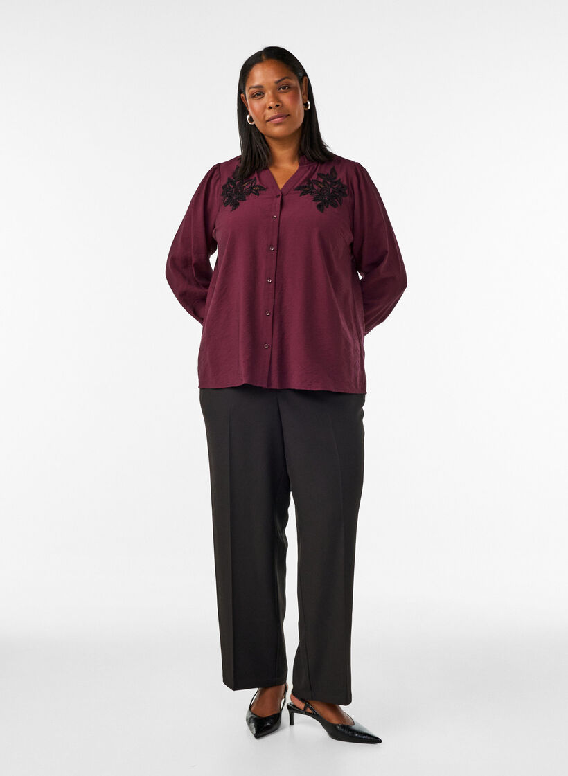 Skjortebluse med broderte blomsterapplikasjoner, R&oslash;d, Model image number 1