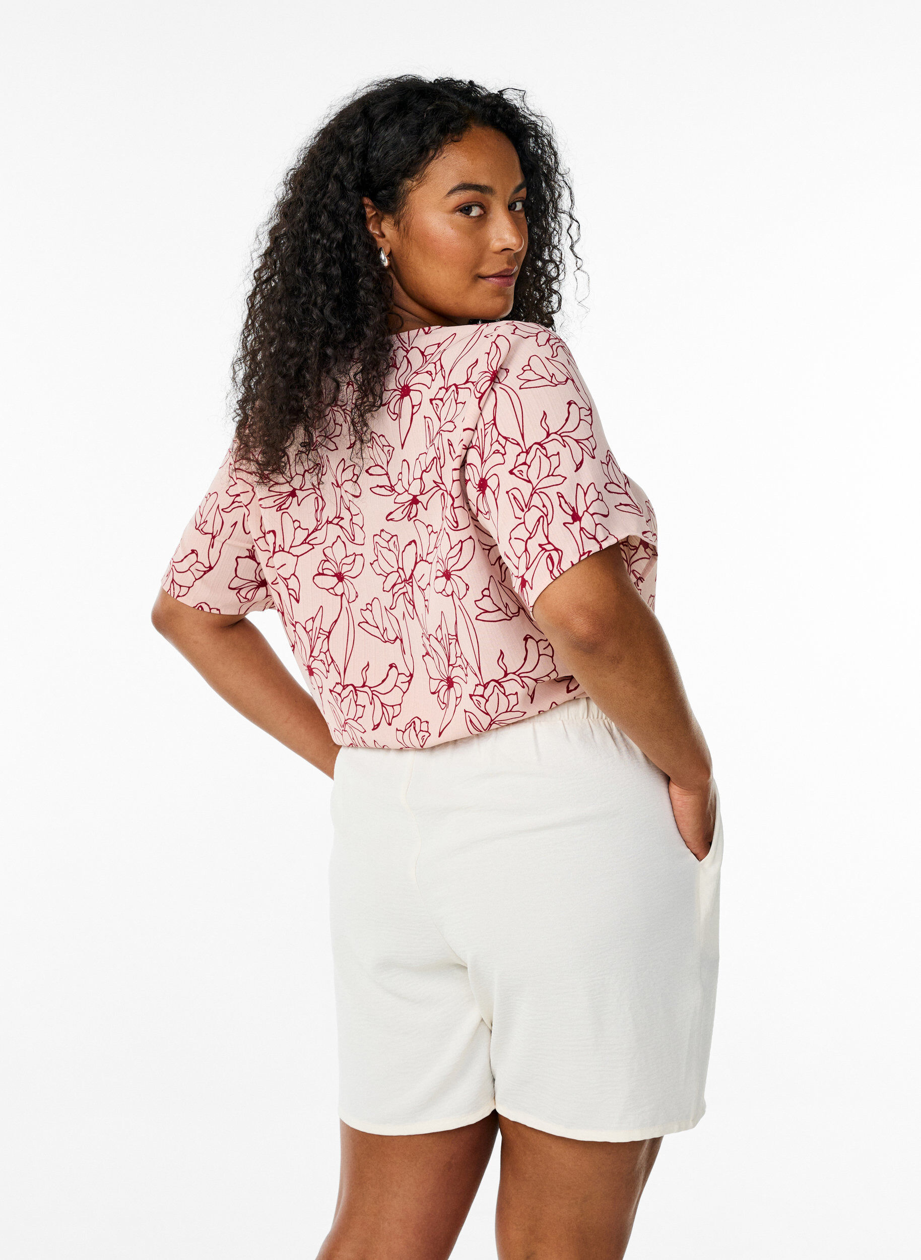 Zizzi Shorts med lommer og elastisk linning, Vanilje, Model image number 1