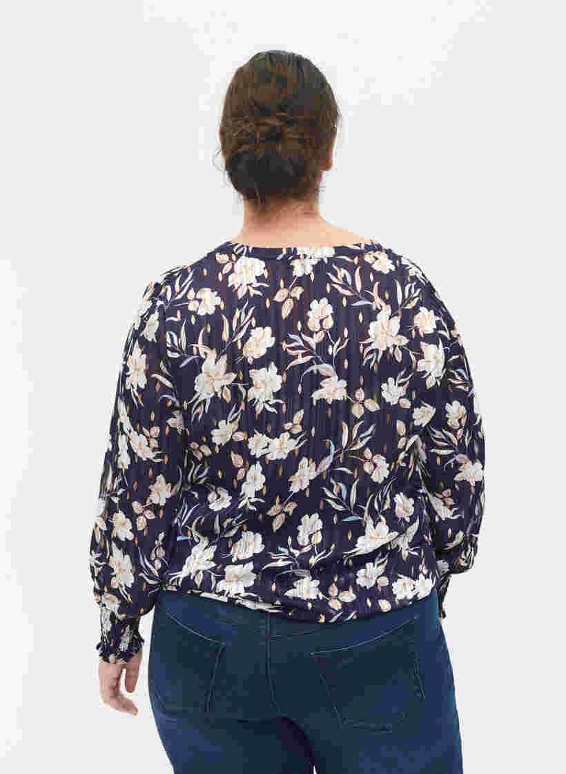 Mønstrete bluse med smock og V-hals, Blue Flower, Model image number 1