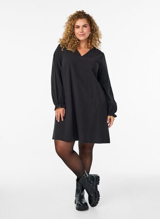 Zizzi Kort bomullskjole med V-hals, Svart, Model image number 1