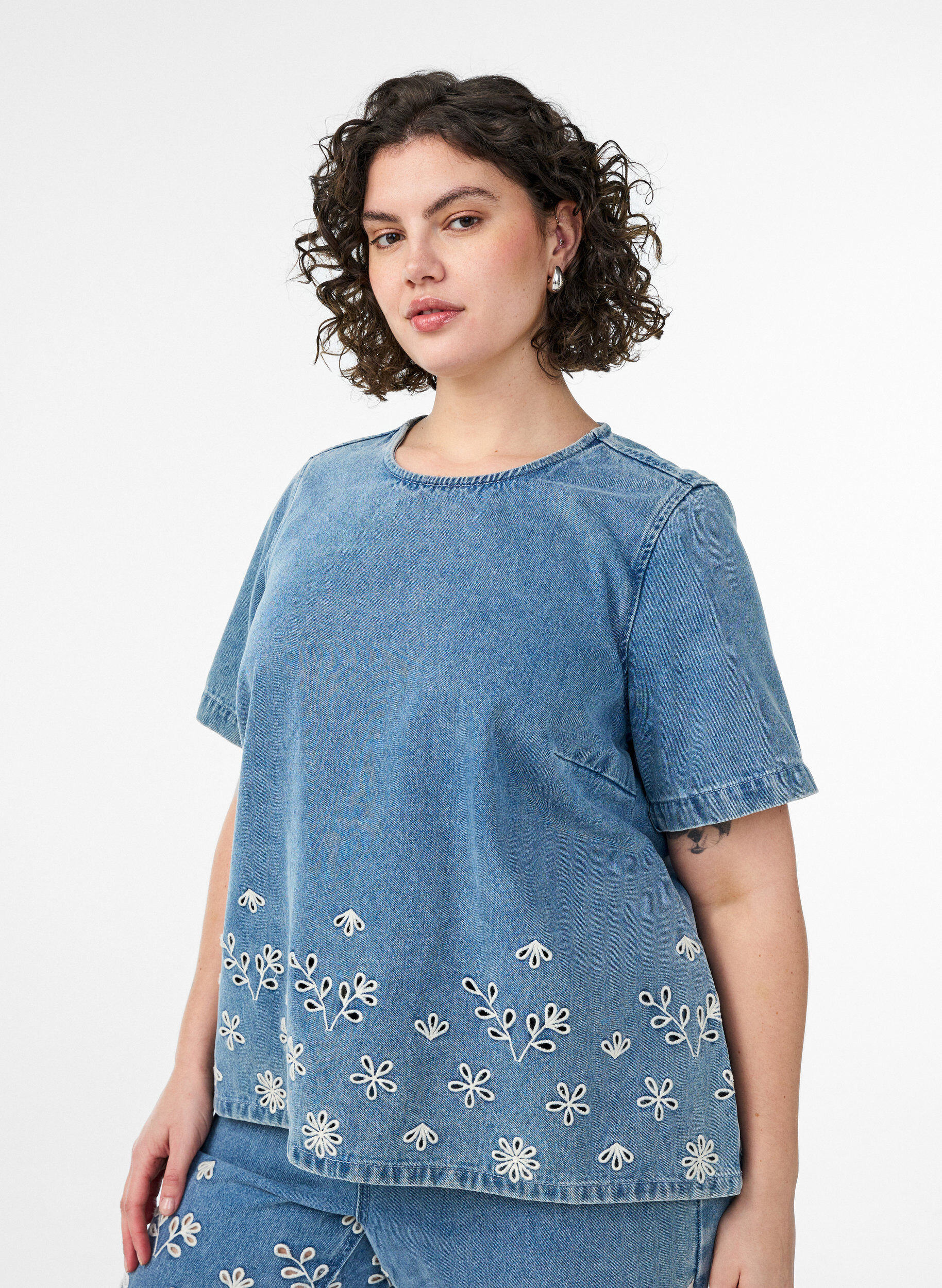 Kortermet denimbluse med broderie anglaise, Bl&aring;, Model