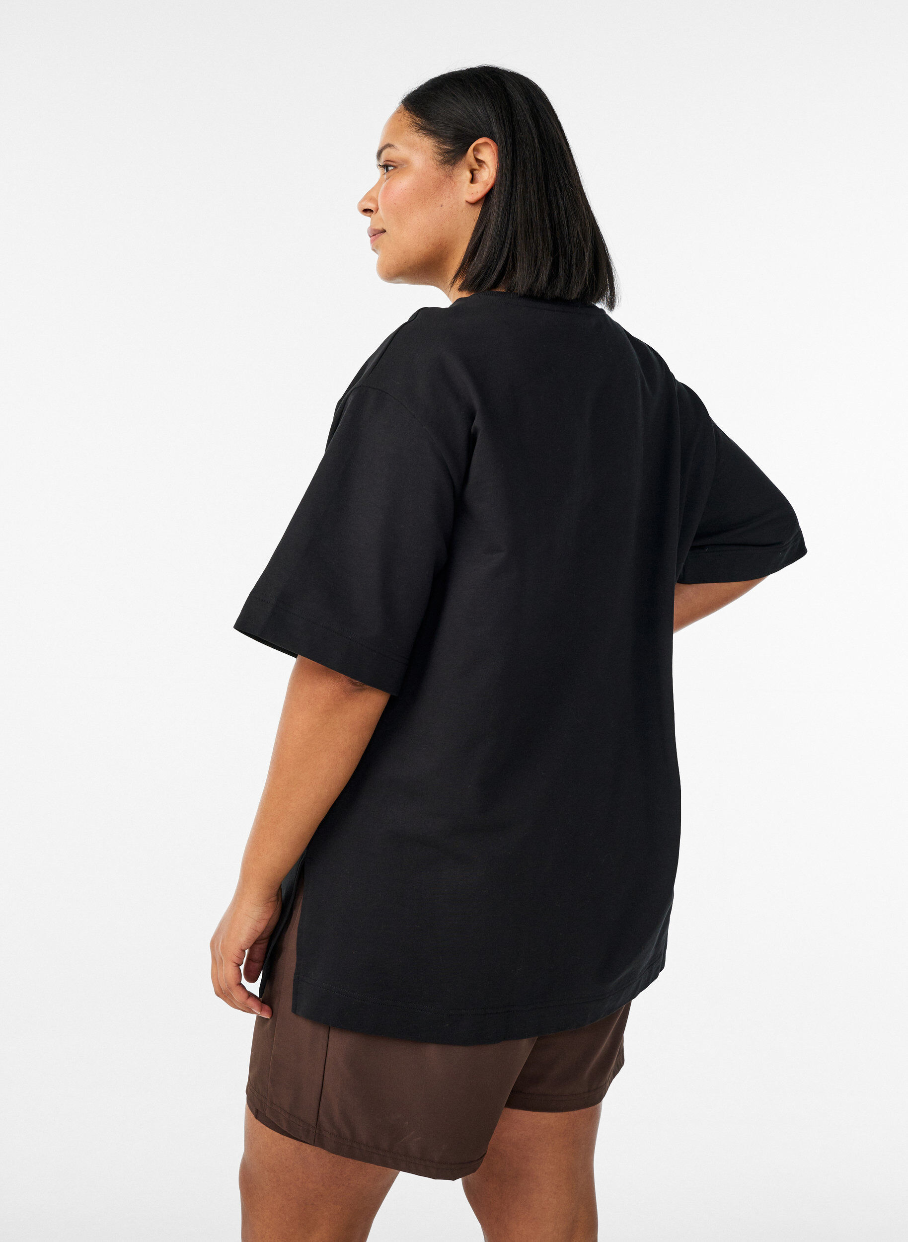 Zizzi Active T-skjorte med loose fit og brodert statement, Svart, Model image number 2