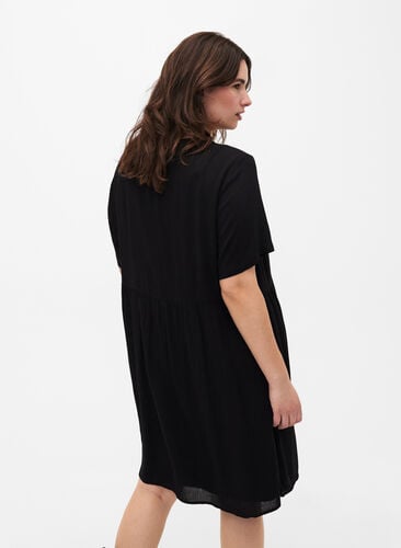 A-linjeformet kjole i viskose med korte ermer, Black, Model image number 1
