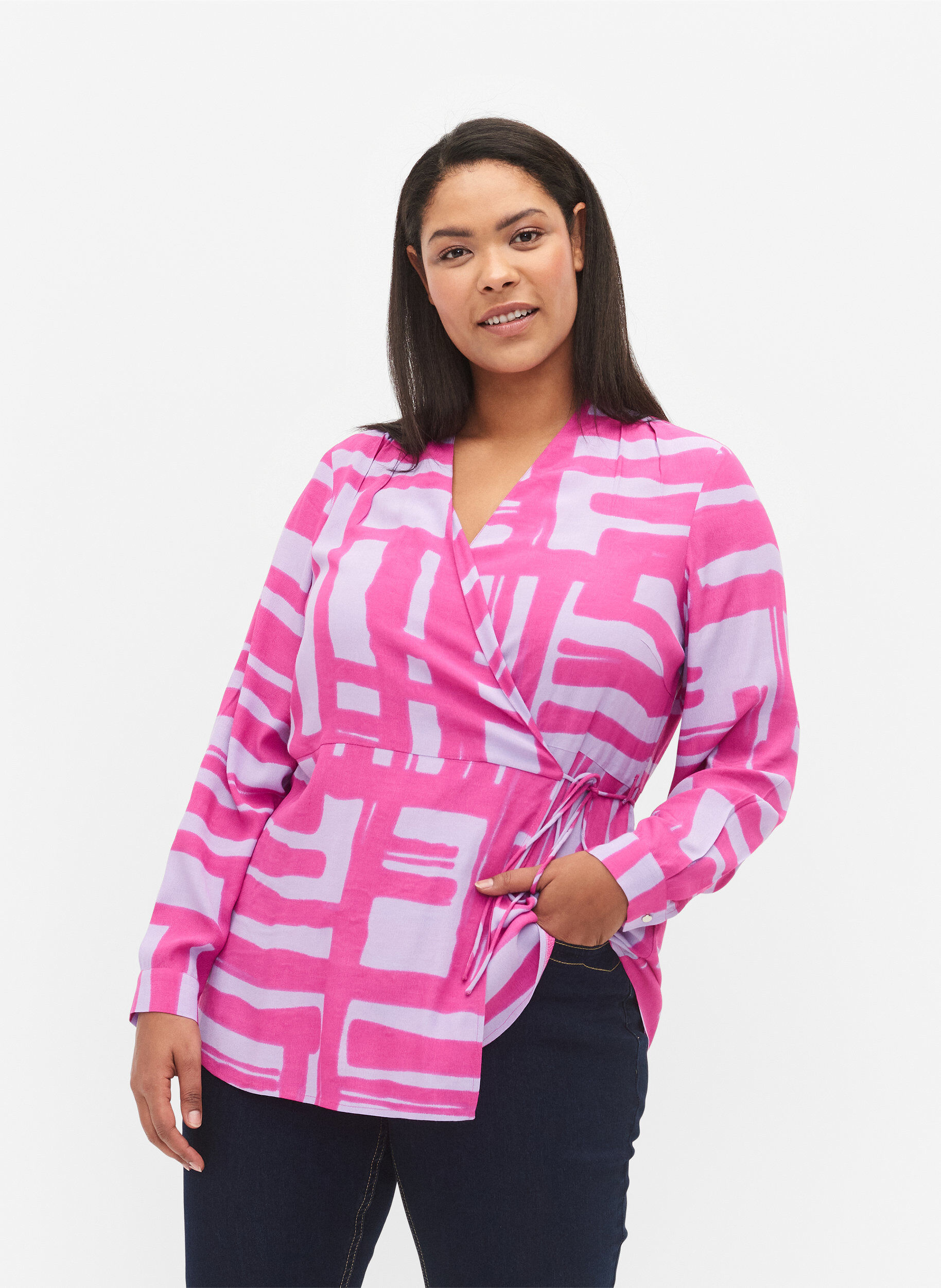 Zizzi M&oslash;nstrete viskosebluse med omslagseffekt, Rose Violet AOP, Model image number 0