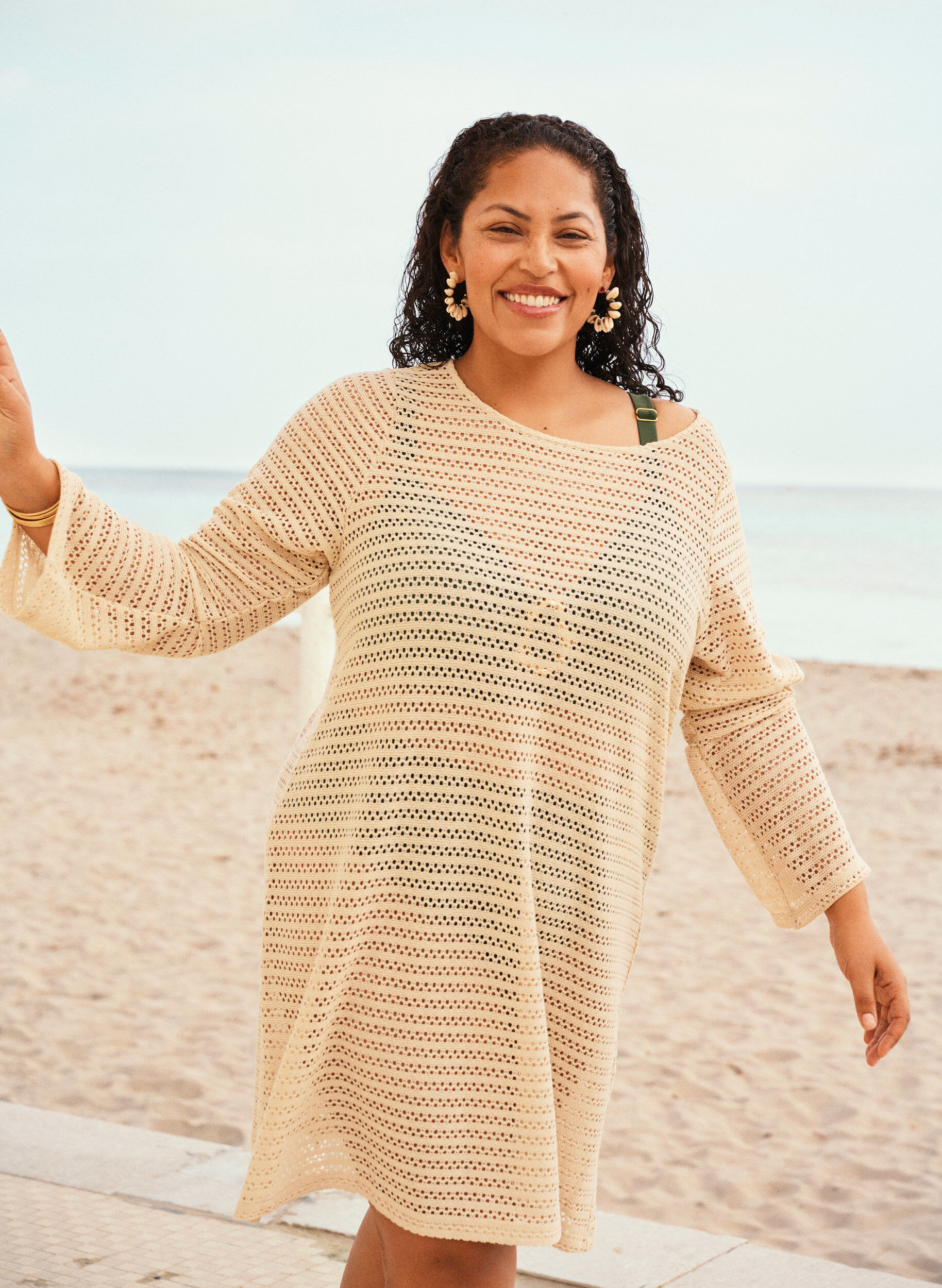 Zizzi Strandkjole med hullbroderi og lange ermer, Beige, Image image number 0