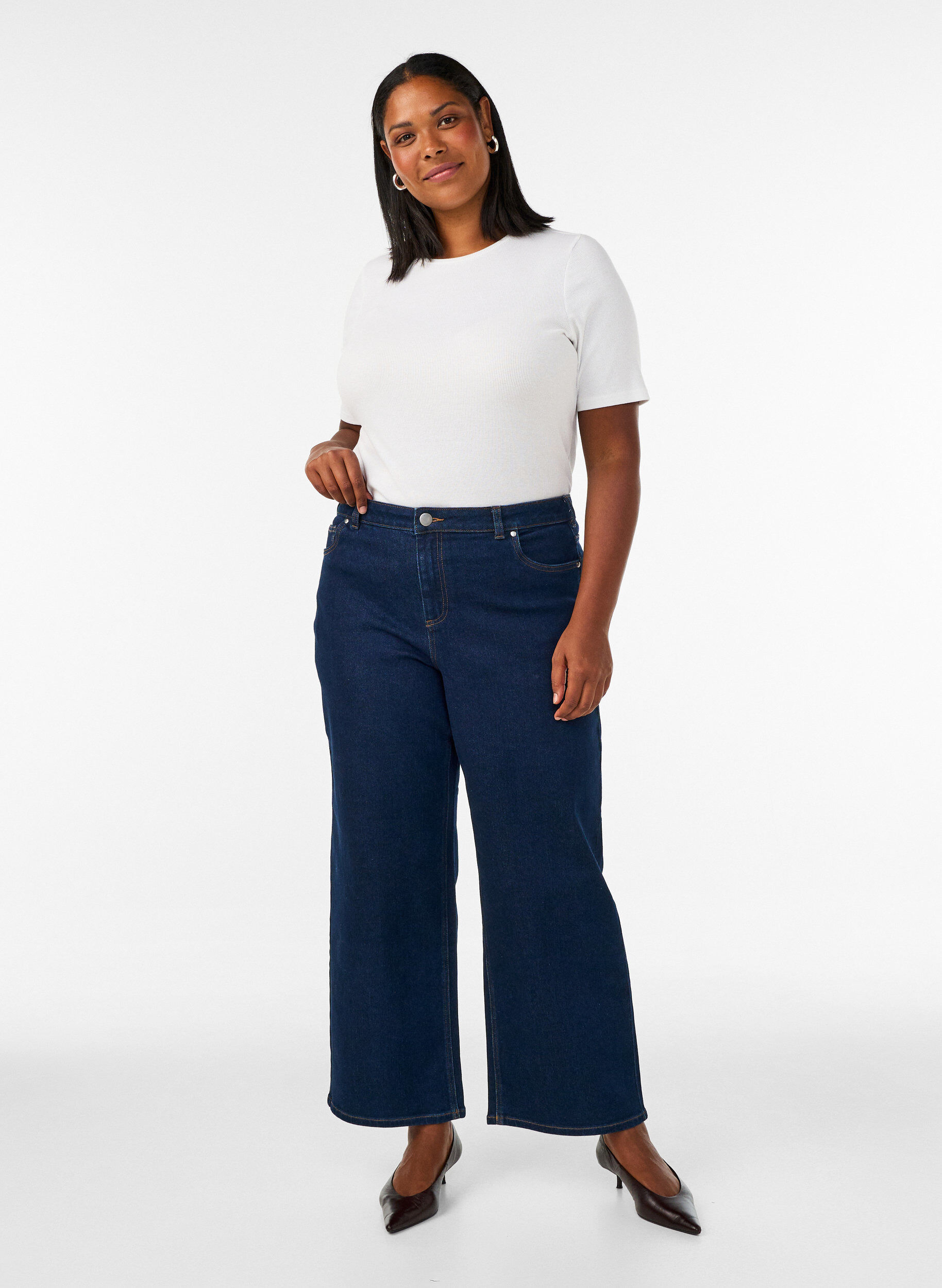 Myra jeans med h&oslash;y midje og wide fit, Bl&aring;, Model