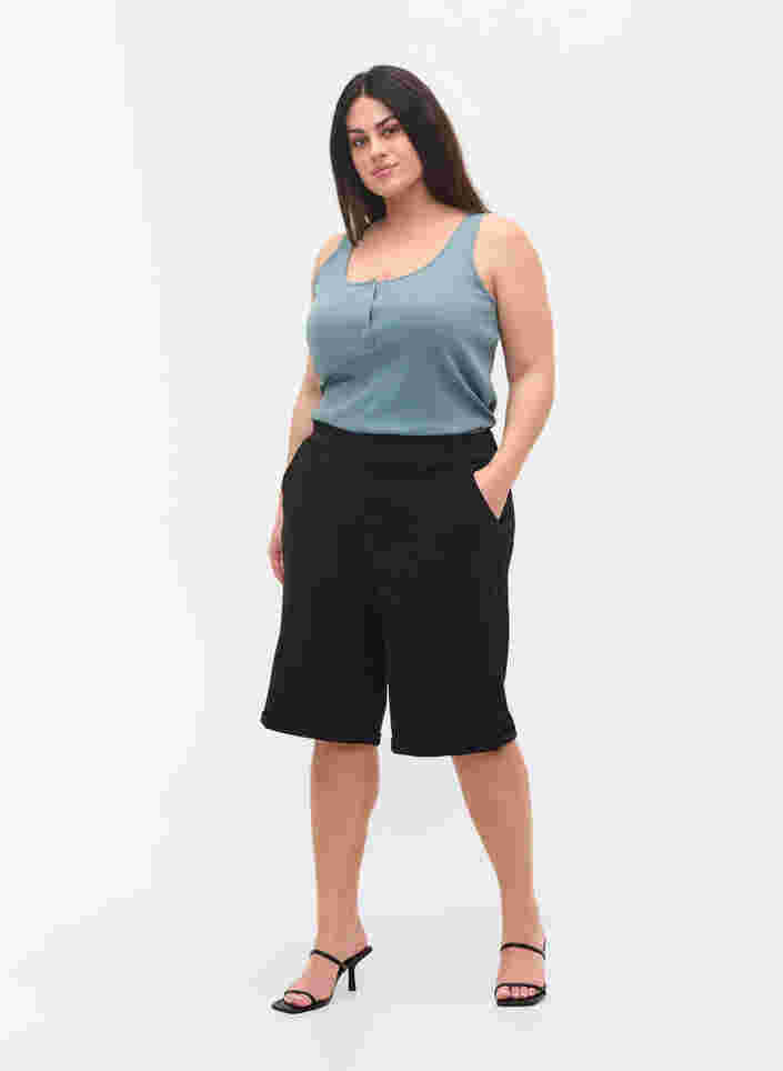 Shorts med strikkant og lommer, Black, Model